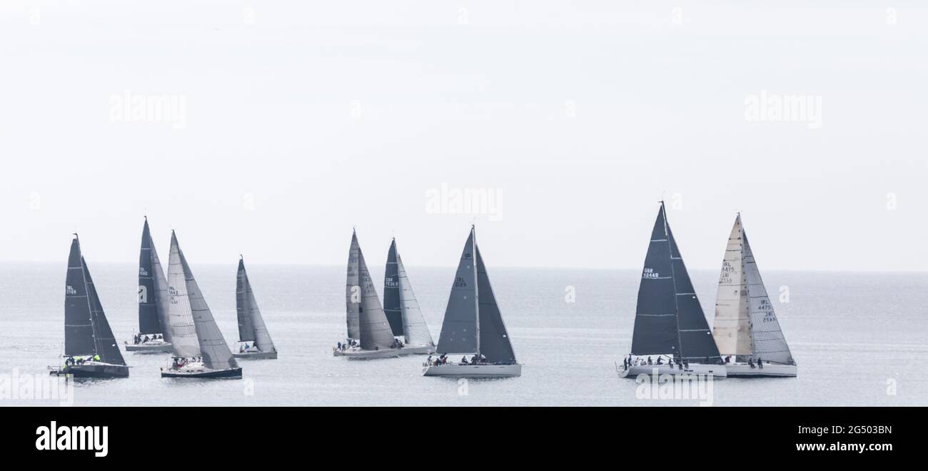 Alter Leiter von Kinsale, Cork, Irland. Juni 2021. Am zweiten Tag des Sovereign's Cup segeln Yachten in Richtung Old Head of Kinsale, Co. Cork, Irland. - Credit; David Creedon / Alamy Live News Stockfoto