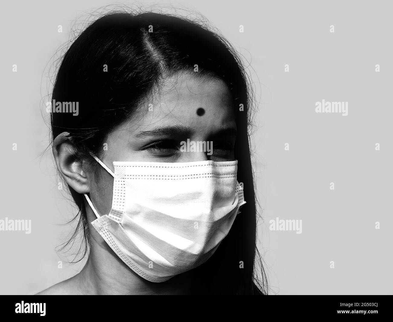 Junge indische Mädchen mit Maske, um sich vor Corona-Virus mit schwarz-weiß-Effekt zu schützen Stockfoto