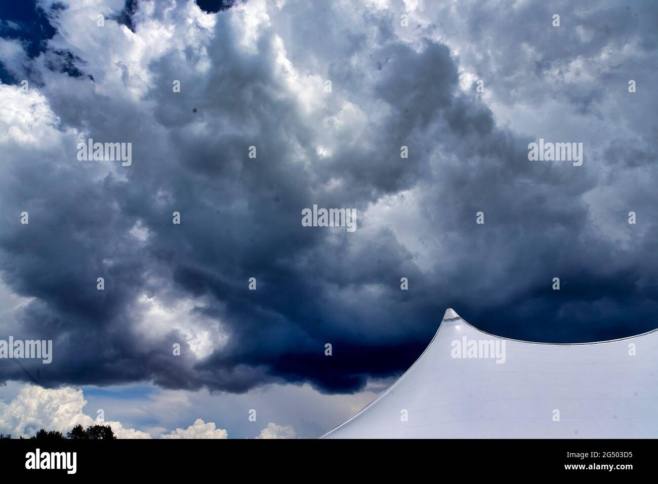 Sturmwolken Rollen über ein Zelt am Strand Stockfoto