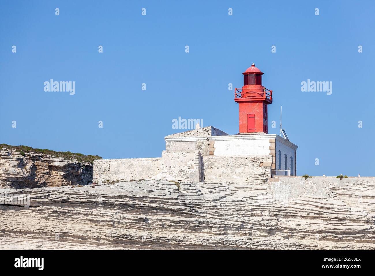 Der rote Leuchtturm markiert den Eingang zum Hafen von Bonifacio. Korsika, Frankreich Stockfoto