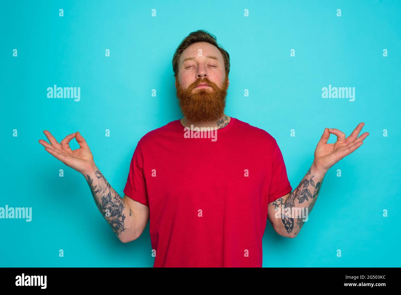 Der Mensch ist total entspannt in der Yoga-Position Stockfoto
