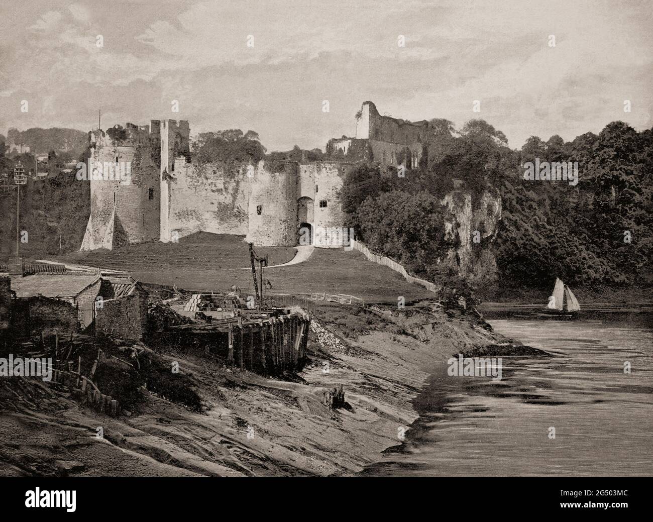 Eine Ansicht des Chepstow Castle aus dem späten 19. Jahrhundert in Monmouthshire, Wales, befindet sich oberhalb der Klippen am Fluss Wye, der Bau begann 1067 unter der Anleitung des normannischen Lord William FitzOsbern. Ursprünglich als Striguil bekannt, war es der südlichste einer Kette von Schlössern, die in den Welsh Marches gebaut wurden. Im 12. Jahrhundert wurde die Burg bei der Eroberung von Gwent, dem ersten unabhängigen walisischen Königreich, das von den Normannen erobert wurde, verwendet, doch im 16. Jahrhundert hatte ihre militärische Bedeutung nachgelassen und Teile seiner Struktur wurden in häusliche Bereiche umgewandelt. Stockfoto