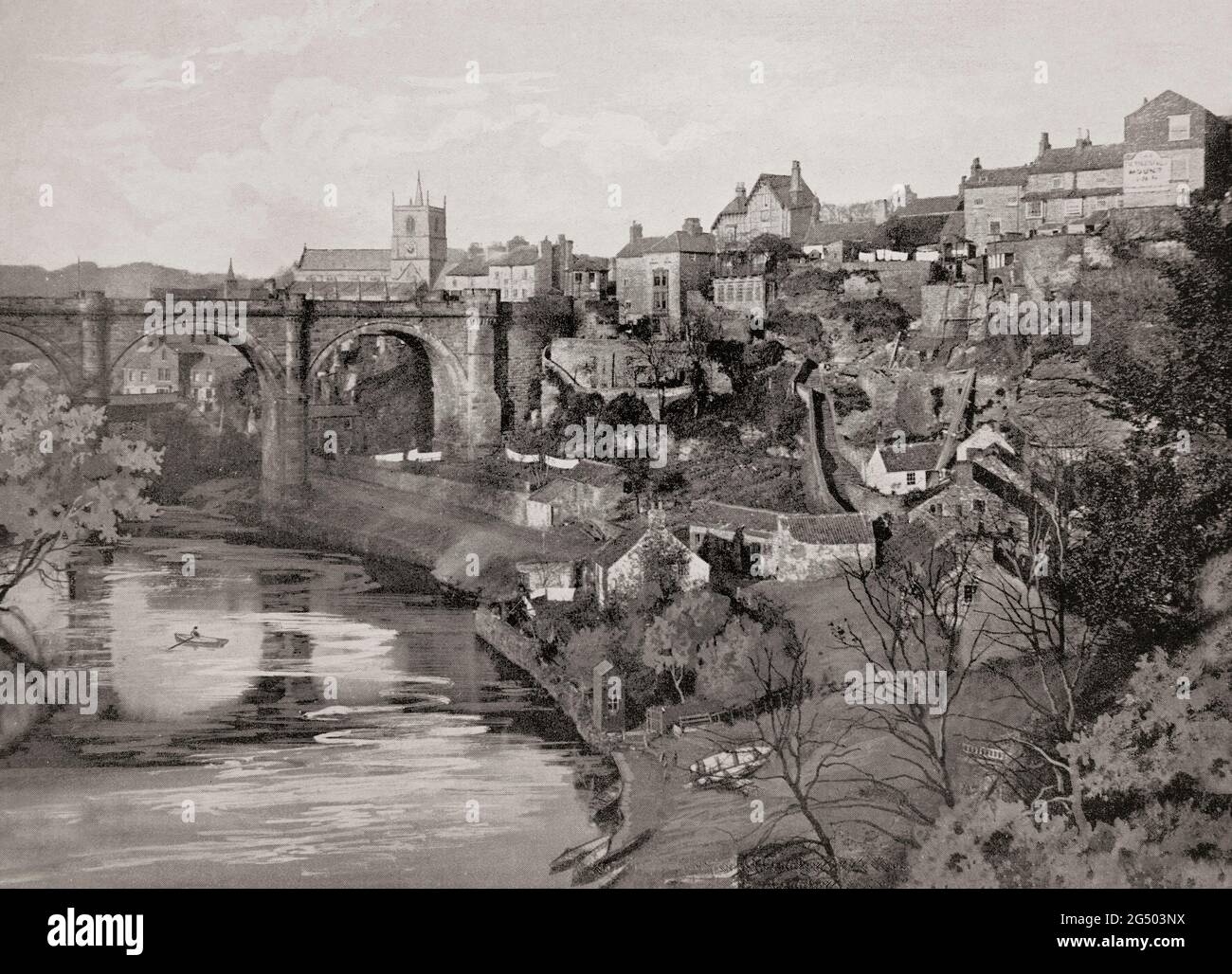 Ein Blick aus dem späten 19. Jahrhundert auf den Eisenbahnviadukt über den Fluss Nidd und die Bergstadt Knaresborough, einem Markt und Spa in North Yorkshire, England. Stockfoto