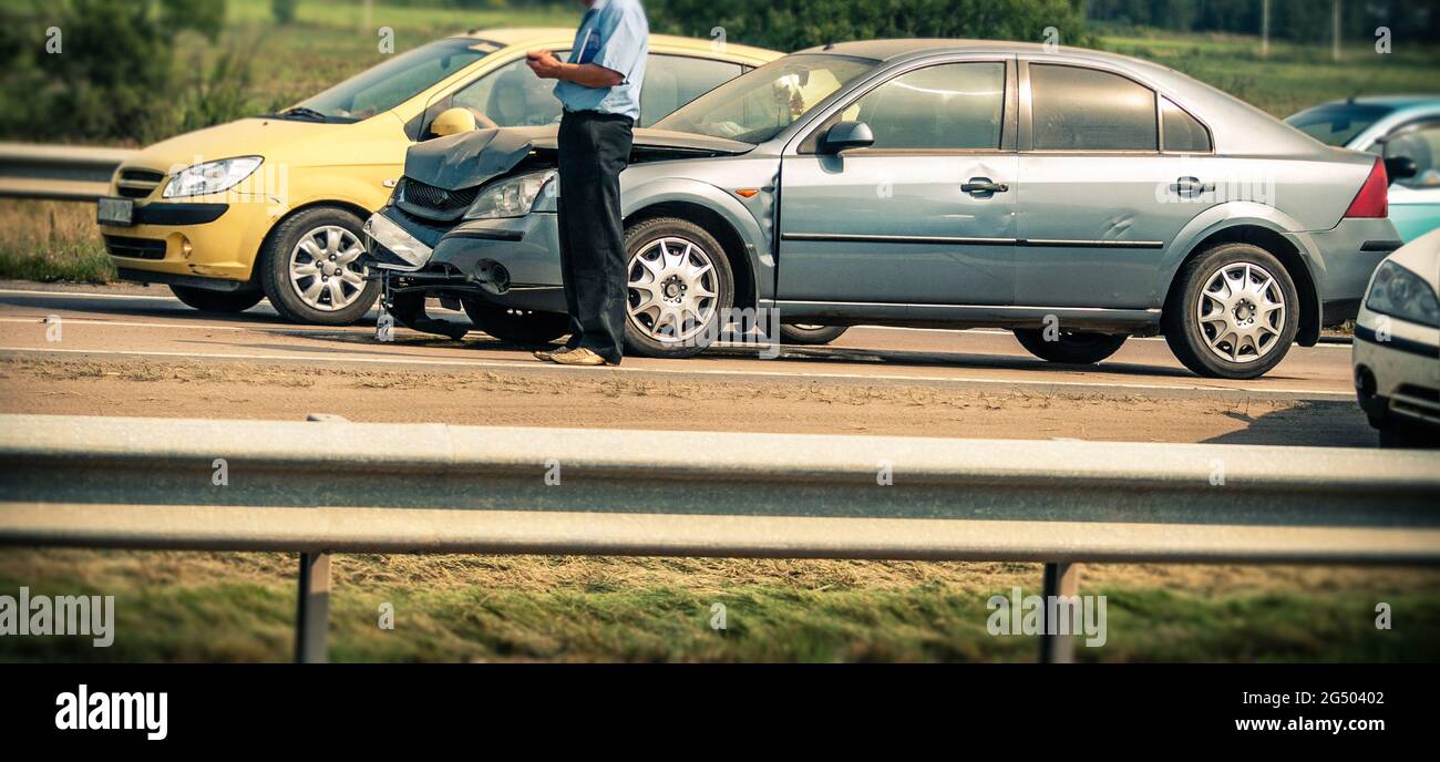 Kaputtes Auto und Fahrer auf der Autobahn Stockfoto