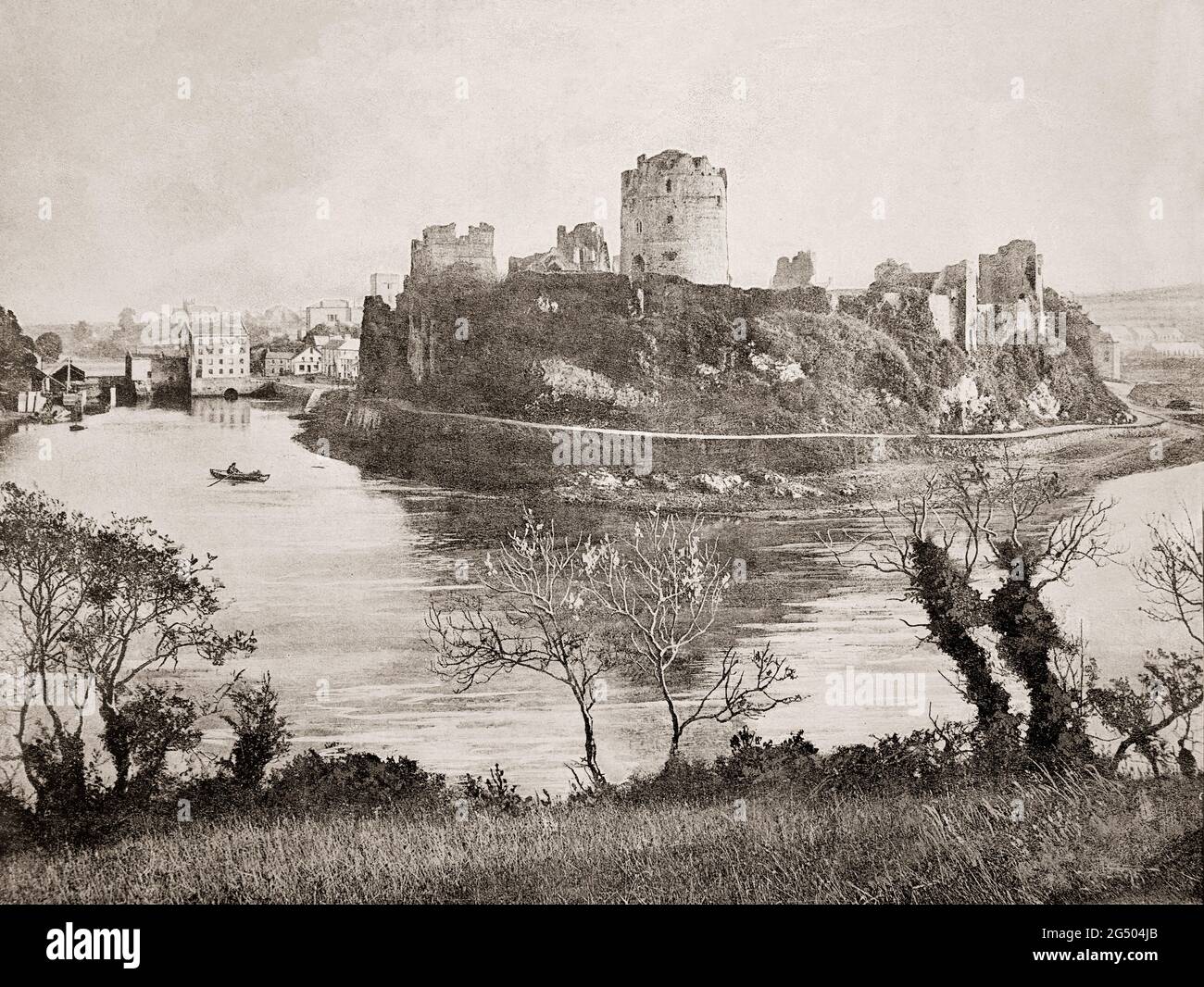 Eine Ansicht des Pembroke Castle aus dem 12. Jahrhundert aus dem späten 19. Jahrhundert, einer mittelalterlichen Burg im Zentrum von Pembroke auf einem strategischen Felsvorsprung am Milford Haven Waterway, Pembrokeshire, Wales. Das Schloss war der ursprüngliche Familiensitz der Earldom von Pembroke. Stockfoto