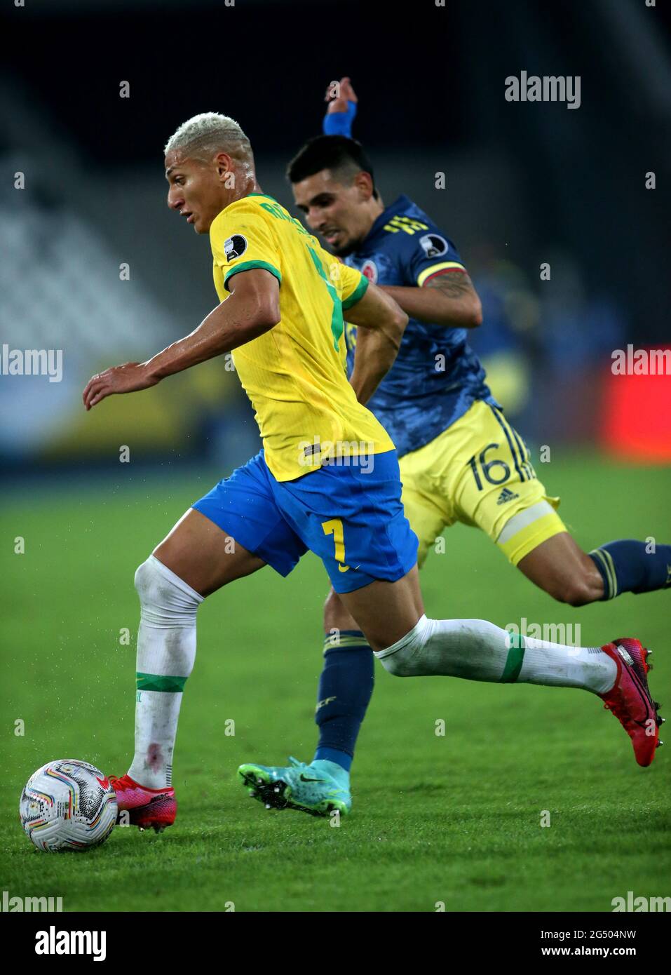 RIO DE JANEIRO, BRASILIEN - 23. JUNI: Richarlison aus Brasilien tritt mit Daniel Munoz aus Kolumbien beim Spiel zwischen Brasilien und Kolumbien im Rahmen von CONMEBOL Copa Ameria Brazil 2021 im Estadio Olímpico Nilton Santos am 23. Juni 2021 in Rio de Janeiro, Brasilien, um den Ball an. (MB-Medien) Stockfoto