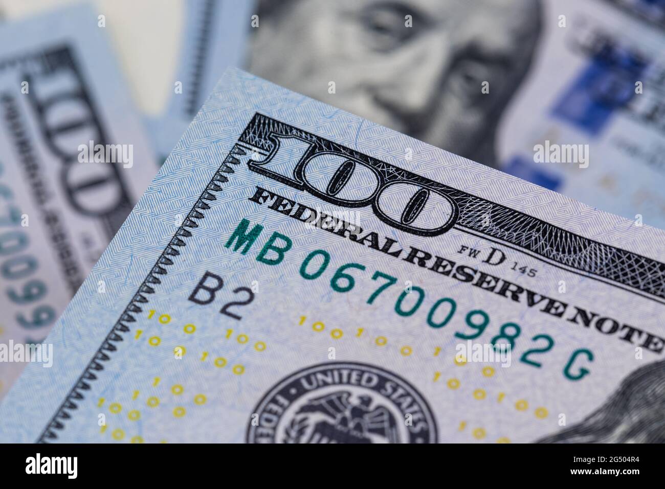 Nahaufnahme von hundert US-Dollar-Banknoten. Geldhintergrund. Finanz-, Geschäfts-, Investitions- und Wirtschaftskonzept. Stockfoto