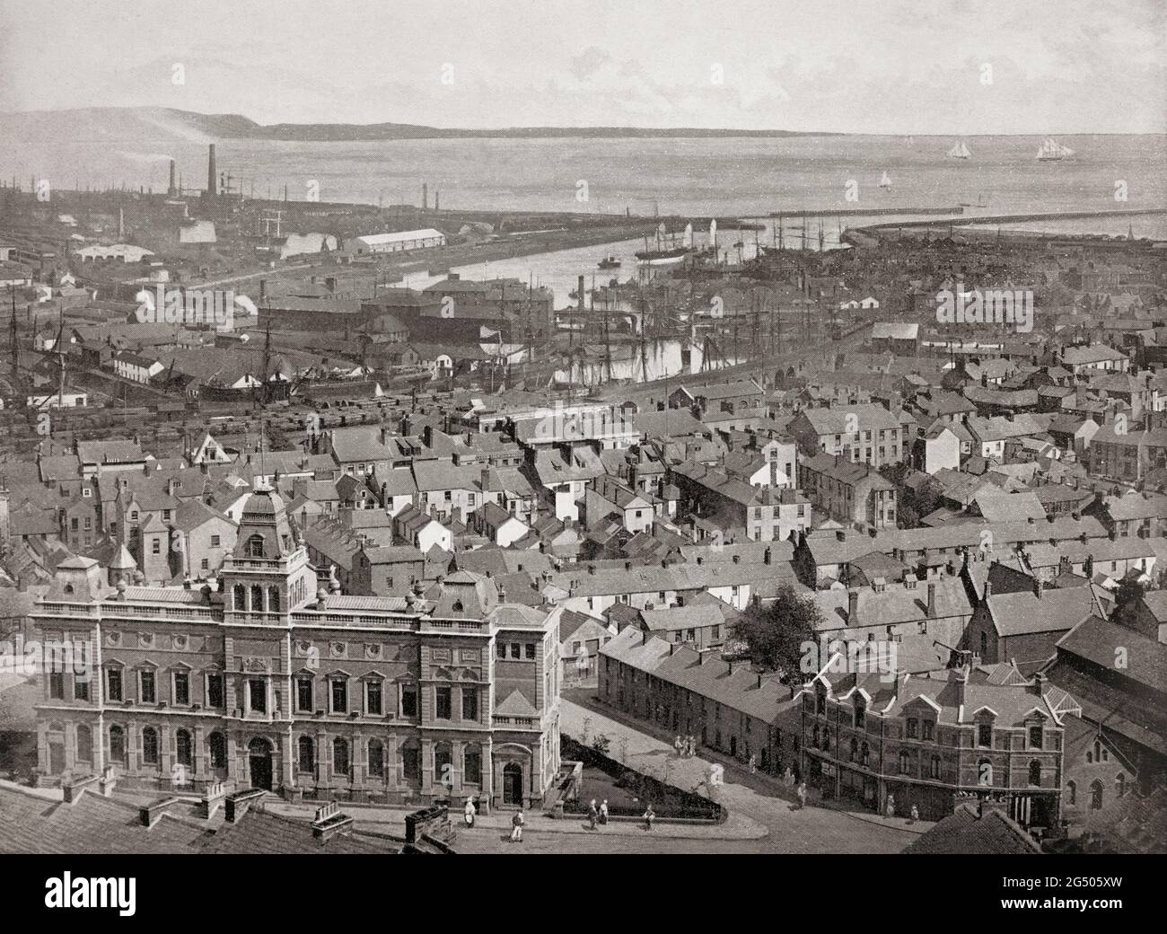 Eine Luftaufnahme von Swansea aus dem späten 19. Jahrhundert, einer Küstenstadt innerhalb der historischen Kreisgrenzen von Glamorgan und dem alten walisischen Kommoten von Gŵyr. Der entfernte Hafen handelte zunächst mit Wein, Häuten, Wolle, Tuch und später mit Kohle. Die Stadt expandierte im 18. Und 19. Jahrhundert schnell und wurde als „Copperopolis“ bezeichnet, bis die Kupferschmelze in Swansea Ende des 19. Jahrhunderts zurückging. Stockfoto Eine Luftaufnahme von Swansea aus dem späten 19. Jahrhundert, einer Küstenstadt innerhalb der historischen Kreisgrenzen von Glamorgan und dem alten walisischen Kommoten von Gŵyr. Der entfernte Hafen handelte zunächst mit Wein, Häuten, Wolle, Tuch und später mit Kohle. Die Stadt expandierte im 18. Und 19. Jahrhundert schnell und wurde als „Copperopolis“ bezeichnet, bis die Kupferschmelze in Swansea Ende des 19. Jahrhunderts zurückging. Stockfoto