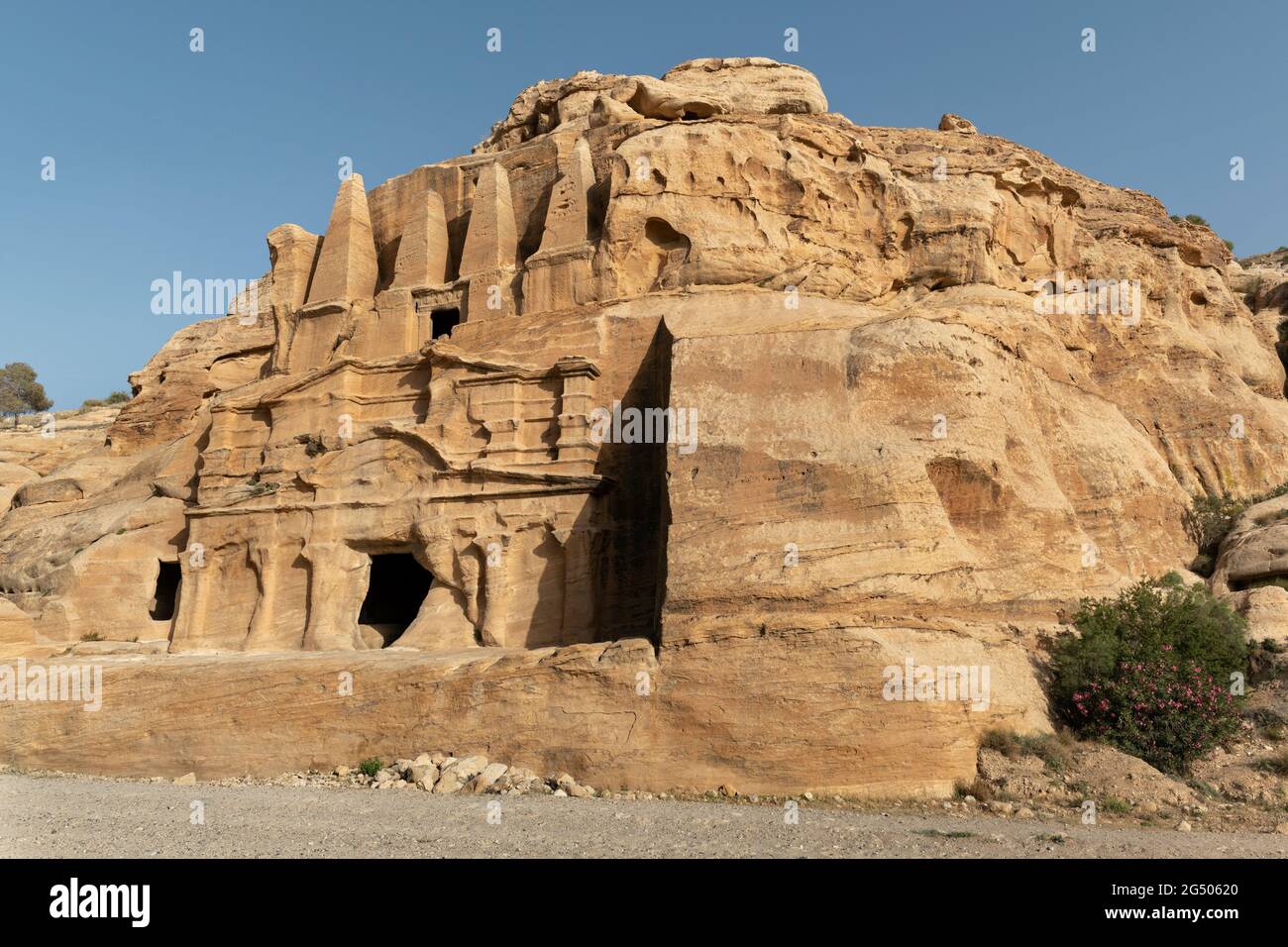 Obelisken-Grab und Bab Al-Siq Triclinium zwischen dem Petra Besucherzentrum und dem Eingang zum Siq. Stockfoto