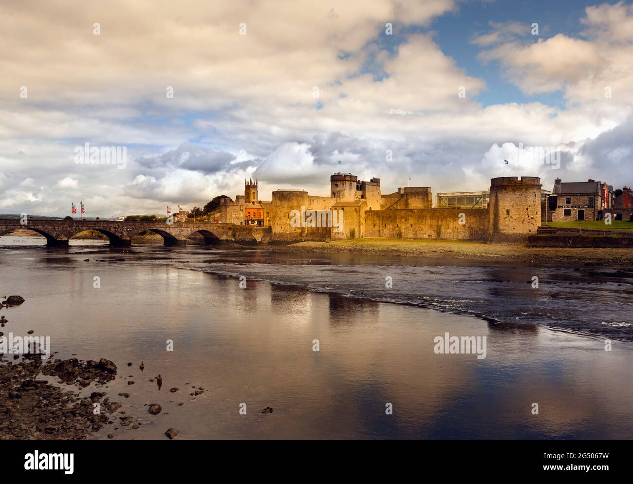 Limerick, County Limerick, Republik Irland. Irland. King John's Castle am Fluss Shannon. Die Burg wurde im 13. Jahrhundert erbaut und ist am Stockfoto