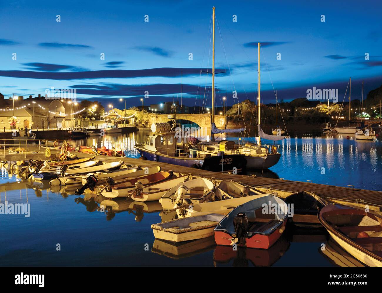 Dungarvan, County Waterford, Republik Irland. Der Hafen in der Abenddämmerung. Stockfoto