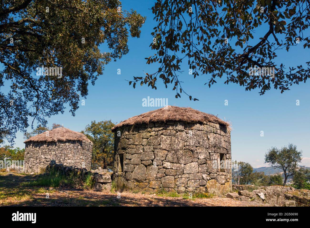 Citania de Briteiros, Bezirk Braga, Portugal. Eisenzeit Siedlung. Zwei rekonstruierte Steinhäuser. Eine der wichtigsten archäologischen Stätten Portugals Stockfoto