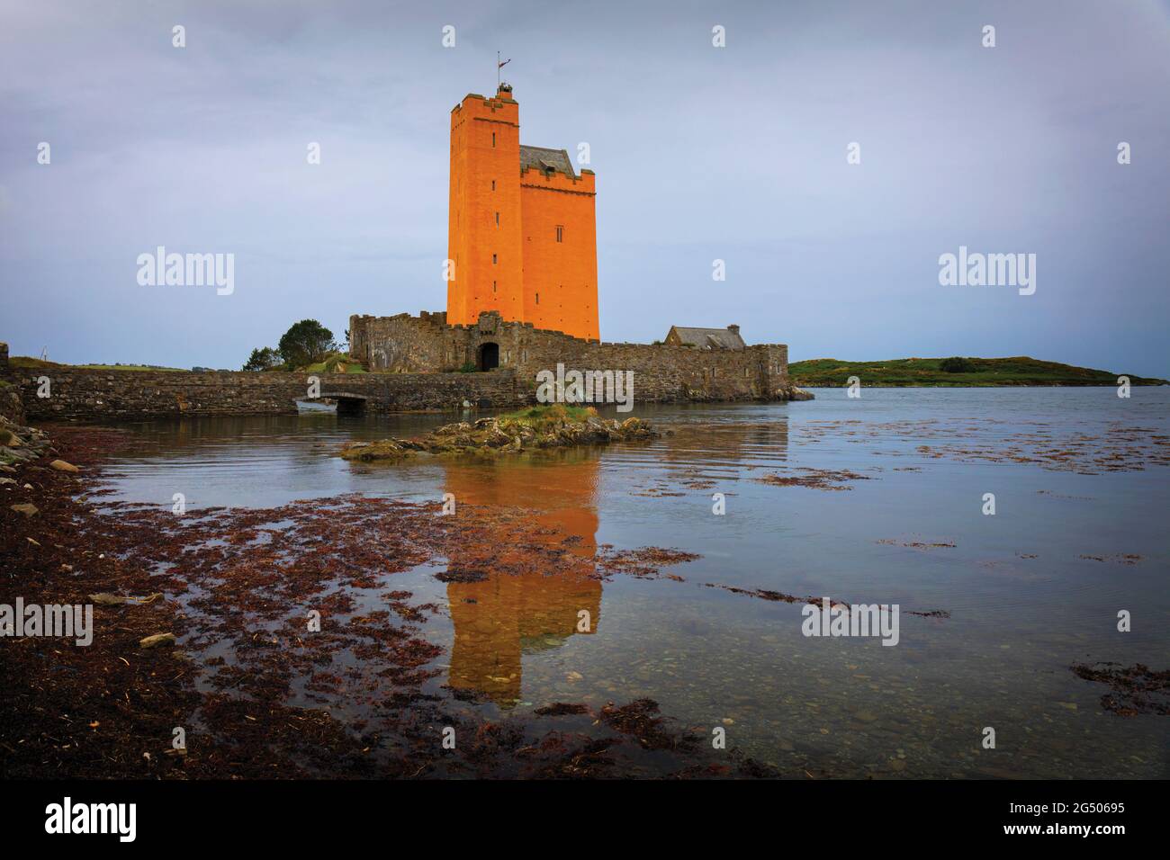 Kilcoe Castle an Roaringwater Bay in der Nähe von Ballydehob, County Cork, Irland. Die Burg wurde ursprünglich im 15. Jahrhundert erbaut und vor kurzem Rest Stockfoto