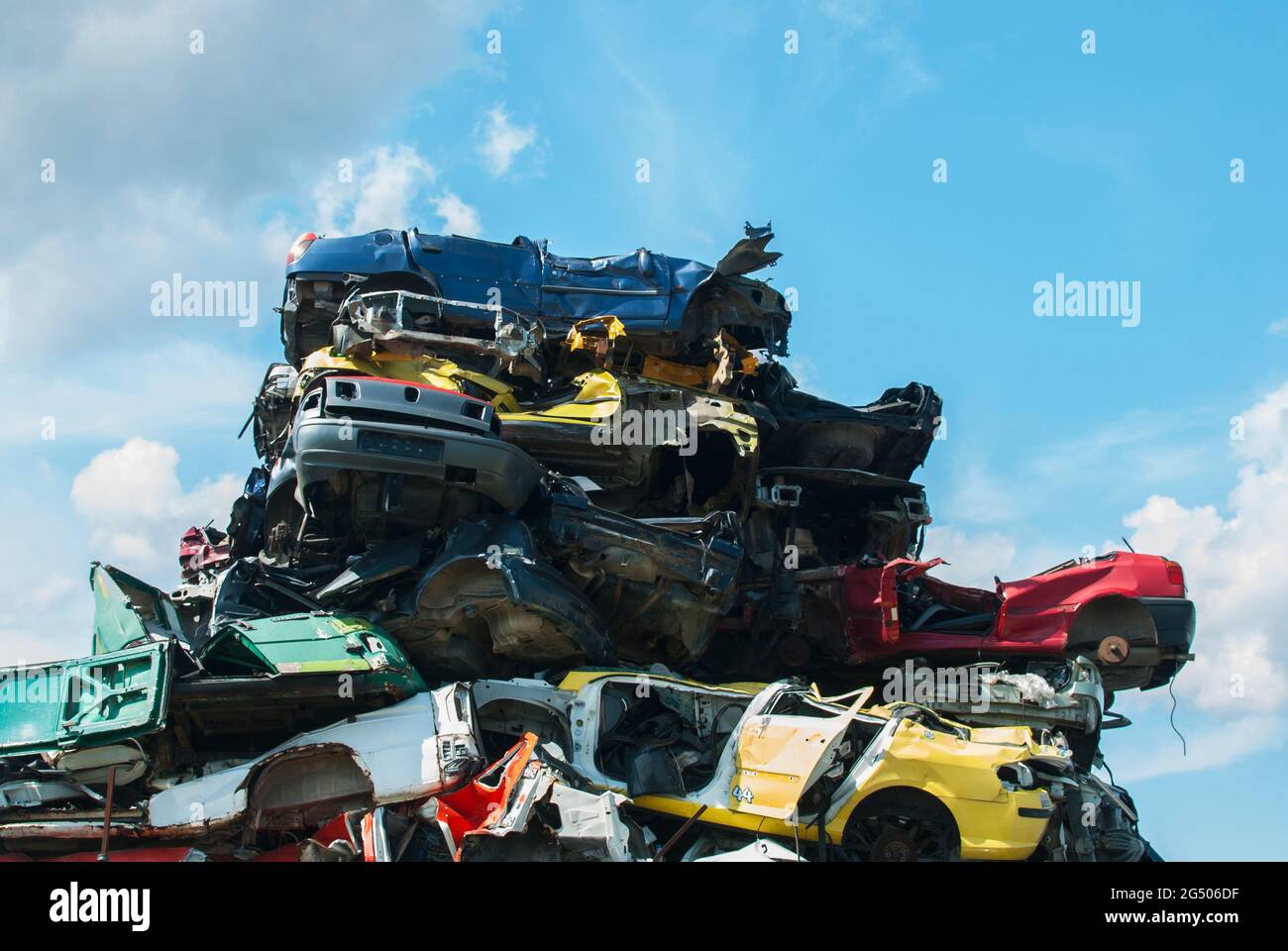 Stapel von zerkleinerten Junk-Autos auf Schrottplatz Stockfoto