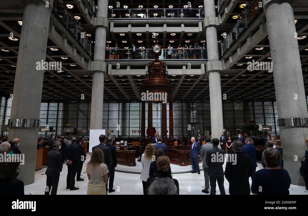 Der Prinz von Wales (Mitte rechts), bevor er während eines Besuchs bei Lloyd's, dem weltweit führenden Markt für Versicherungen und Rückversicherungen, im Zentrum von London sprach, um die erste persönliche Insurance Task Force im Rahmen seiner Sustainable Markets Initiative (SMI) zu hosten und den Underwriting Room zu besuchen, um sich mit den Underwriters zu treffen, Makler und Mitglieder des Lloyd's-Marktes. Bilddatum: Donnerstag, 24. Juni 2021. Stockfoto