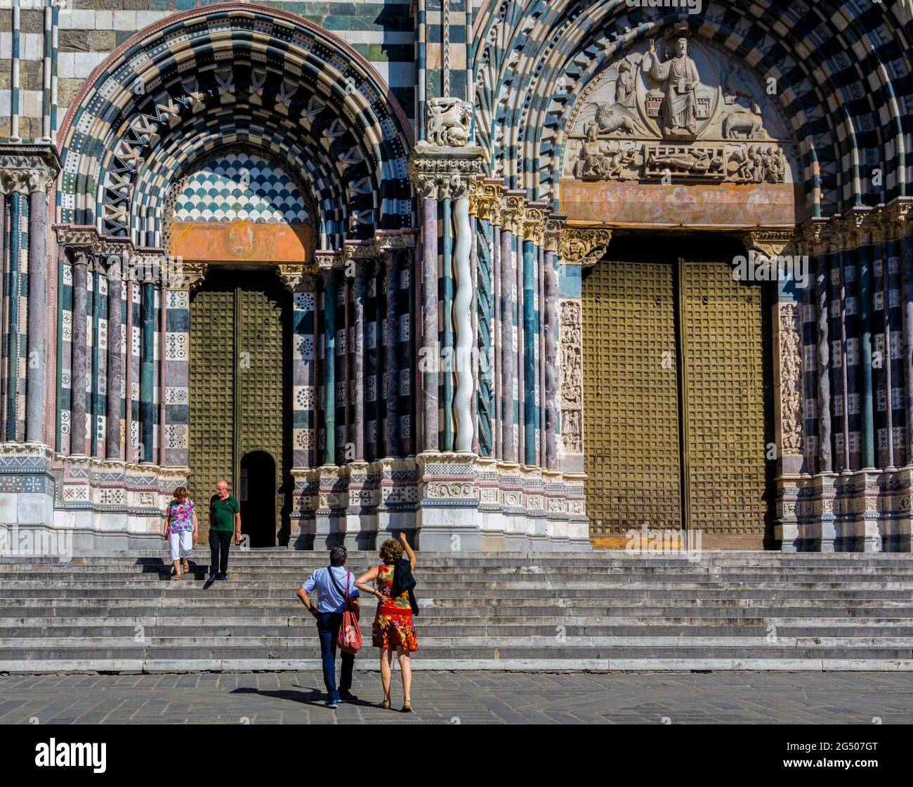 Genua, Ligurien, Italien. Gotische Kathedrale von San Lorenzo. Besucher bewundern das Äußere. Stockfoto