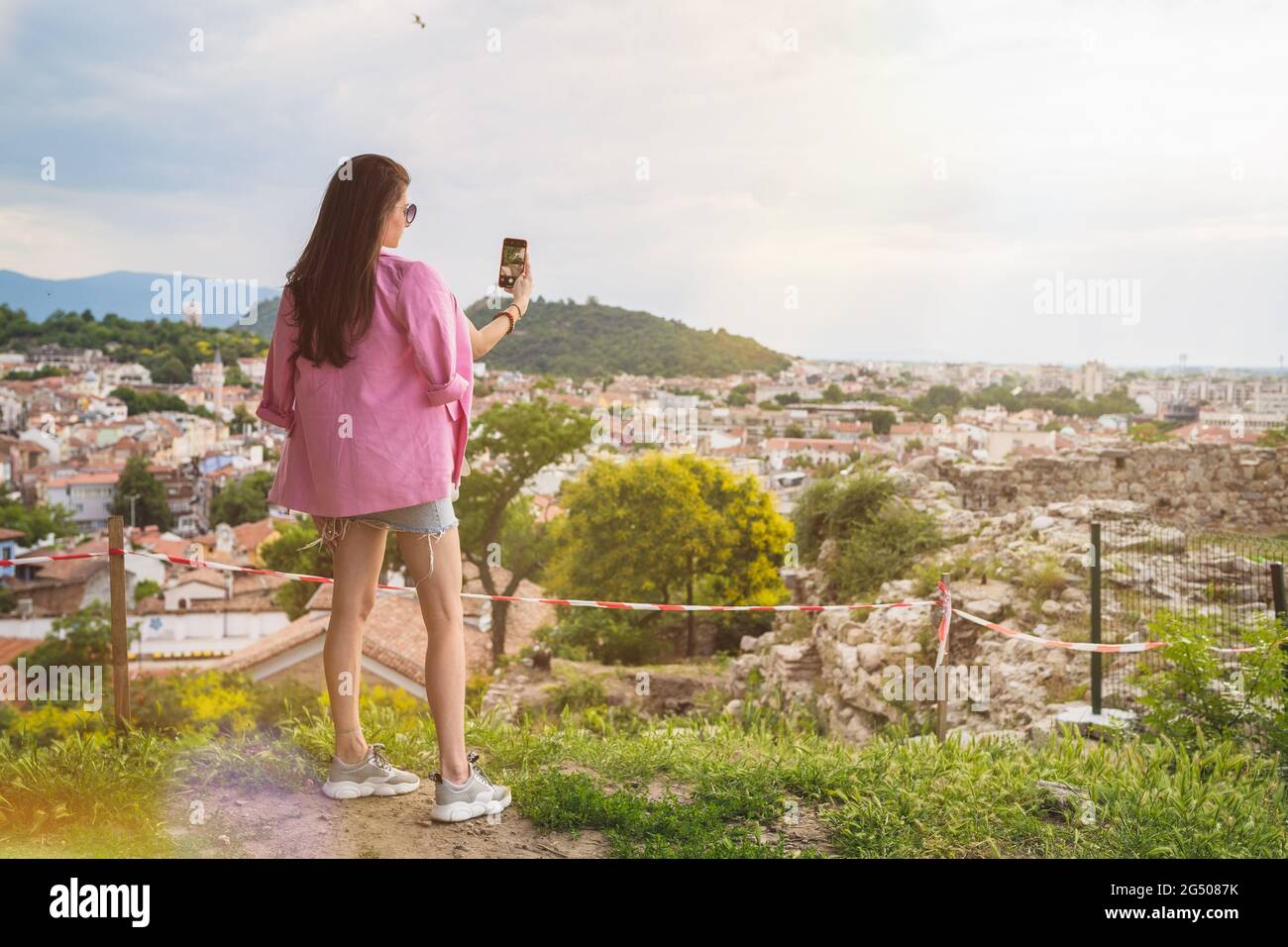 Weibliche Touristin, die Fotos von einem Höhepunkt in Plovdiv, der europäischen Kulturhauptstadt, macht Stockfoto