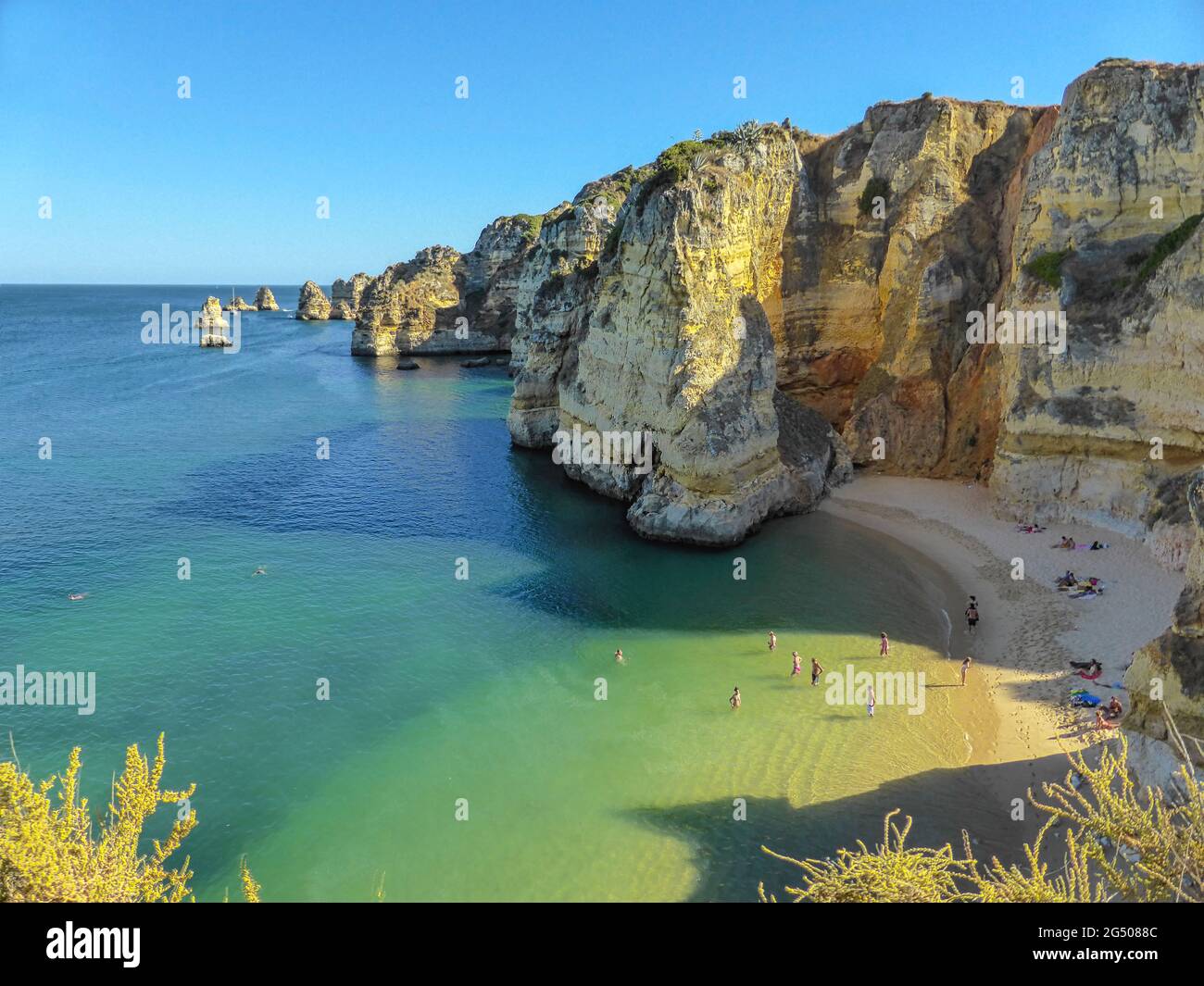 De Lagos a Ponta da Piedade Algarve, las rocas talladas por el viento las calas, cuevas y túneles lo convierten en un lugar increíblemente hermoso Stockfoto