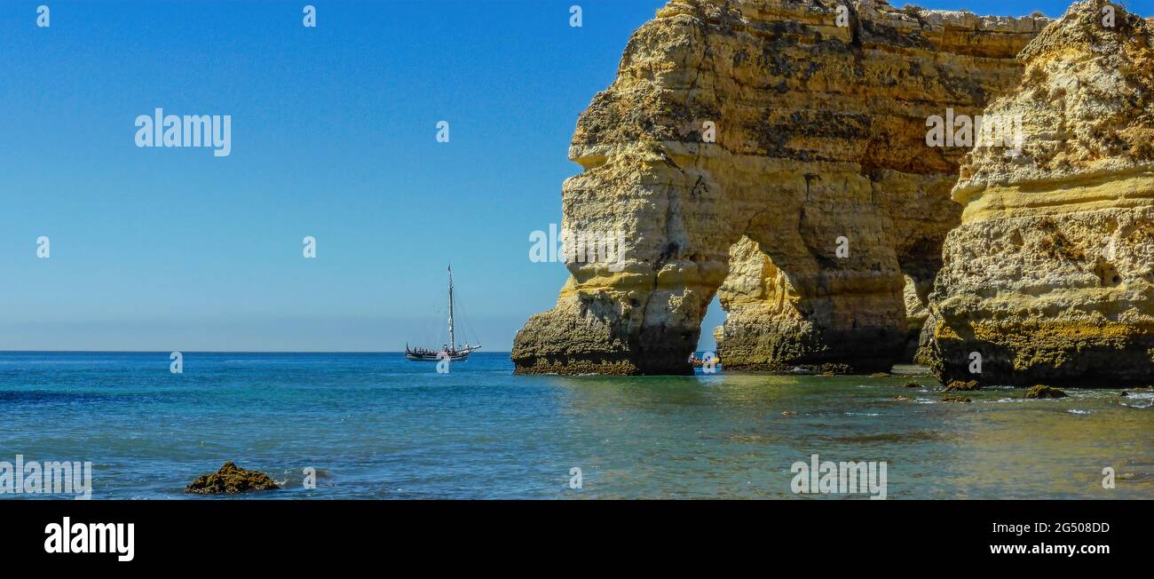 Praia da Marinha, se considera una de las 10 mejores playas más bellas de Europa, situada en el Algarve Portugal. Stockfoto