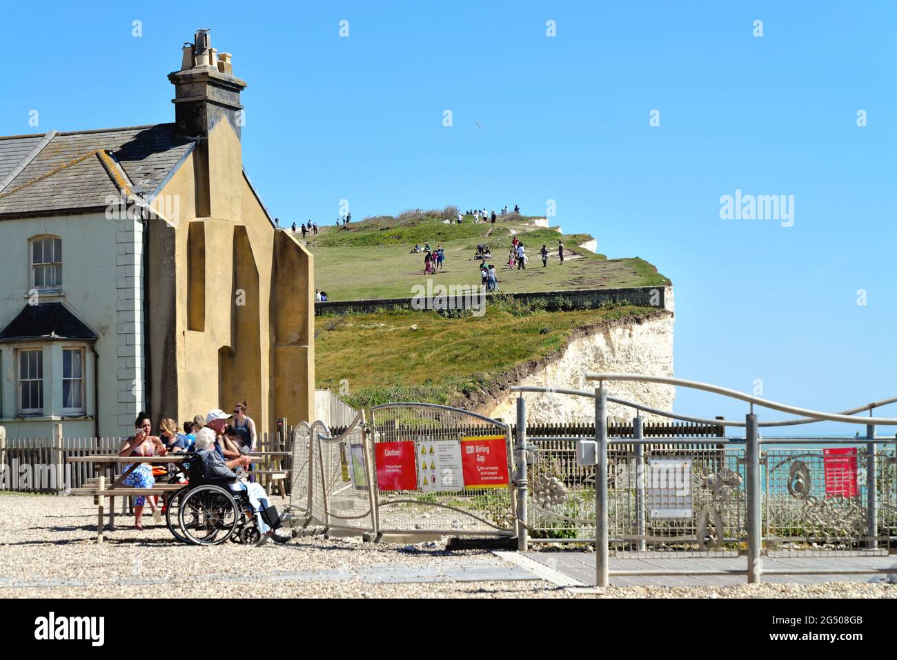 Die instabile Kreidefelsen in Birling Gap mit Touristen genießen einen heißen Sommertag, Eastbourne East Sussex England Großbritannien Stockfoto