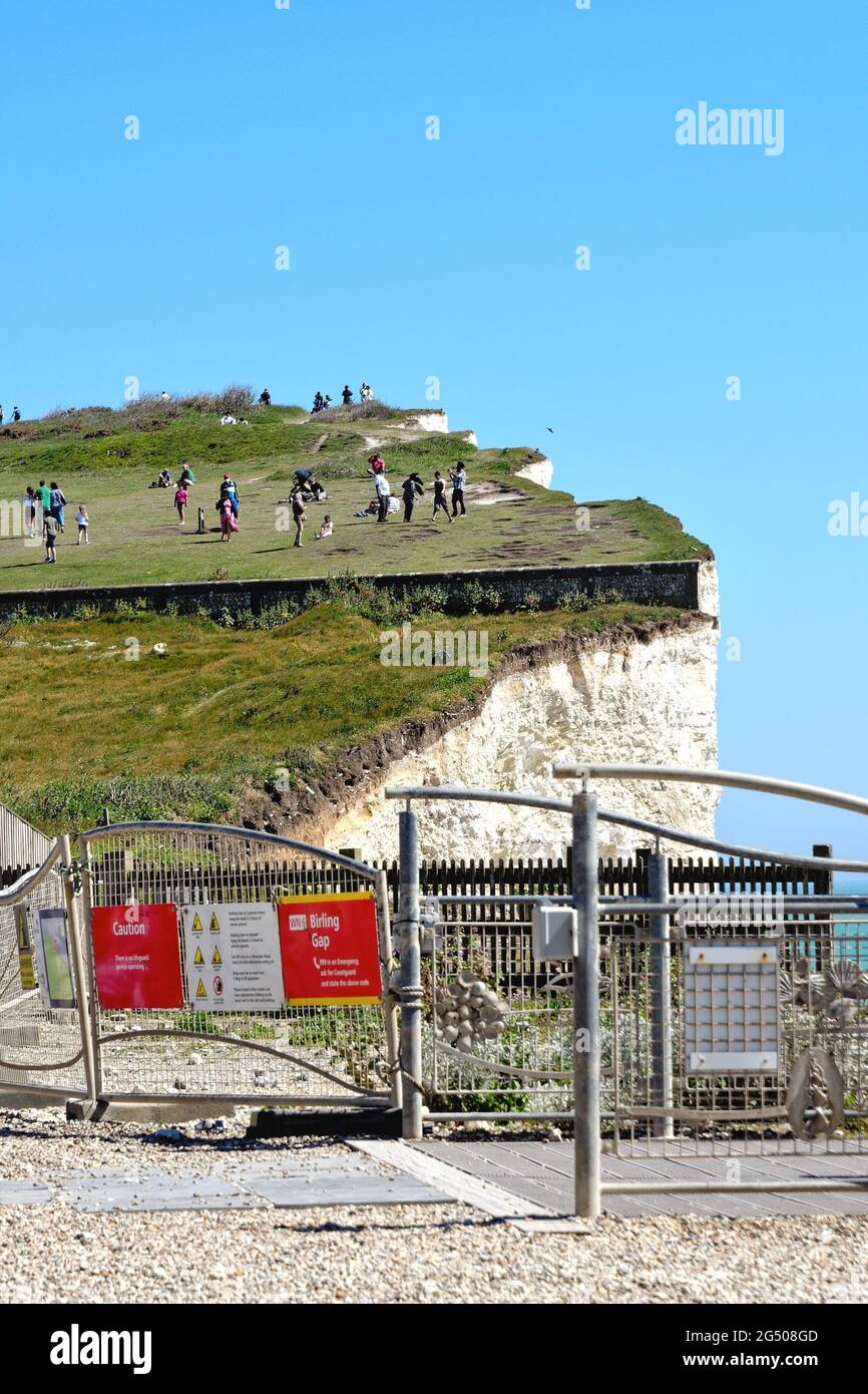 Die instabile Kreidefelsen in Birling Gap mit Touristen genießen einen heißen Sommertag, Eastbourne East Sussex England Großbritannien Stockfoto