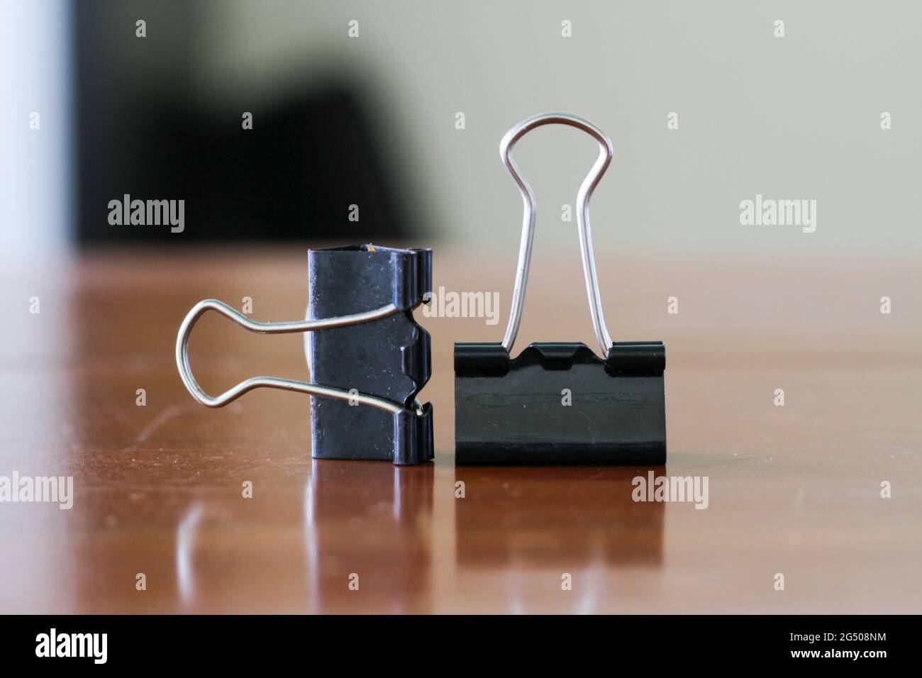 Ein Paar schwarze Binderclips für Büromaterial Stockfoto