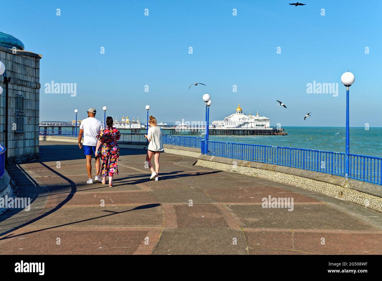 Eastbourne Seebrücke und Strand an einem sonnigen Sommerabend, East Sussex England Großbritannien Stockfoto