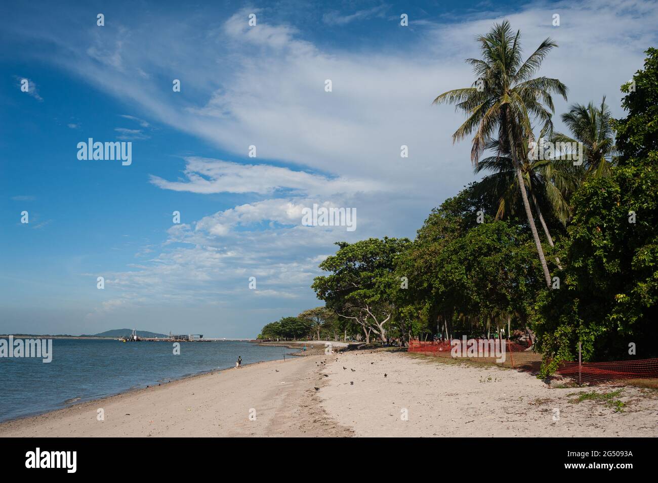 23.06.2021, Singapur, Republik Singapur, Asien - leerer Sandstrand an einem sonnigen Tag im Changi Beach Park während der anhaltenden Corona-Krise. Stockfoto