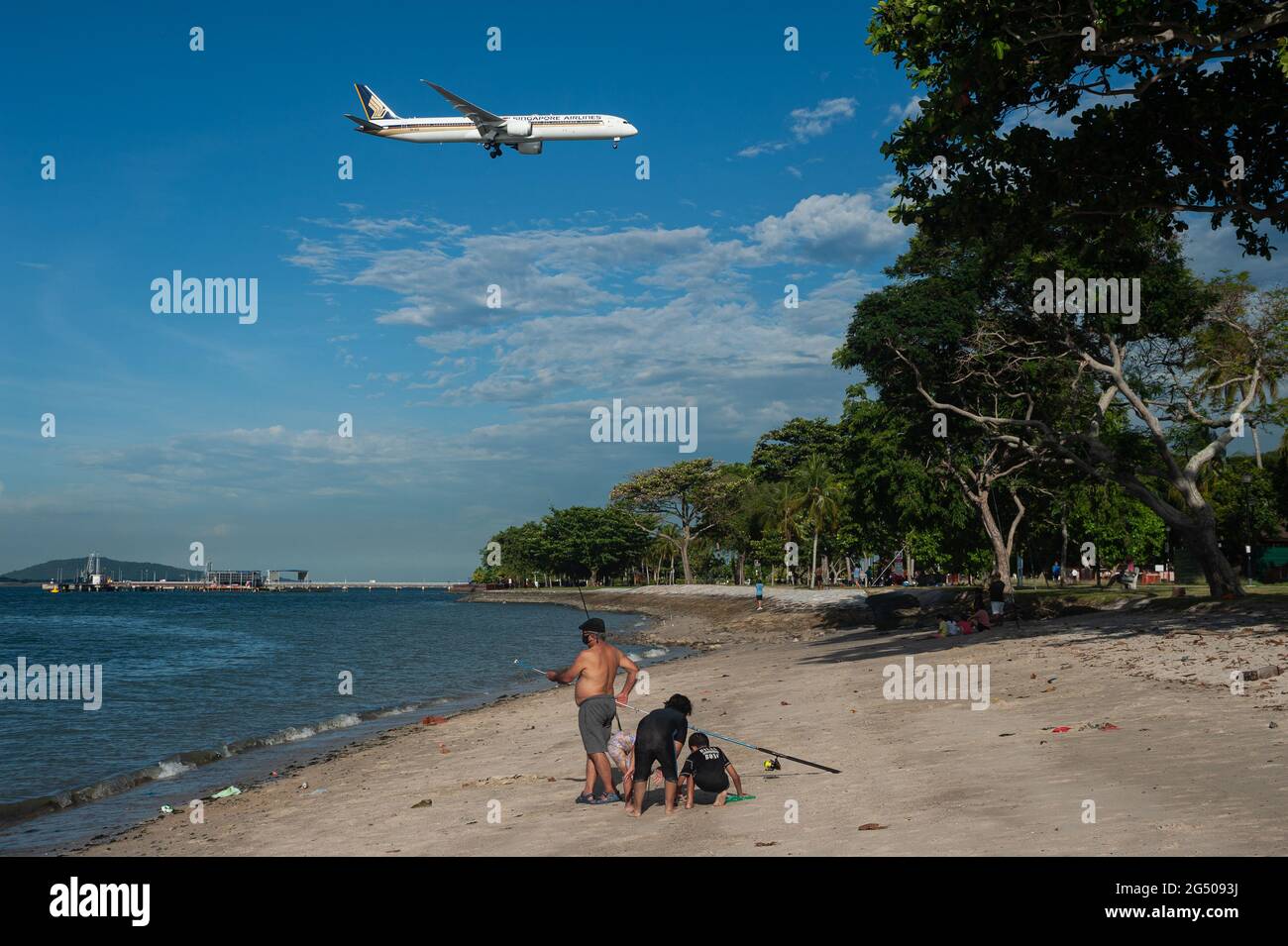 23.06.2021, Singapur, Republik Singapur, Asien - während der anhaltenden Corona-Krise genießen die Menschen einen sonnigen Tag am Ufer des Changi Beach Park. Stockfoto