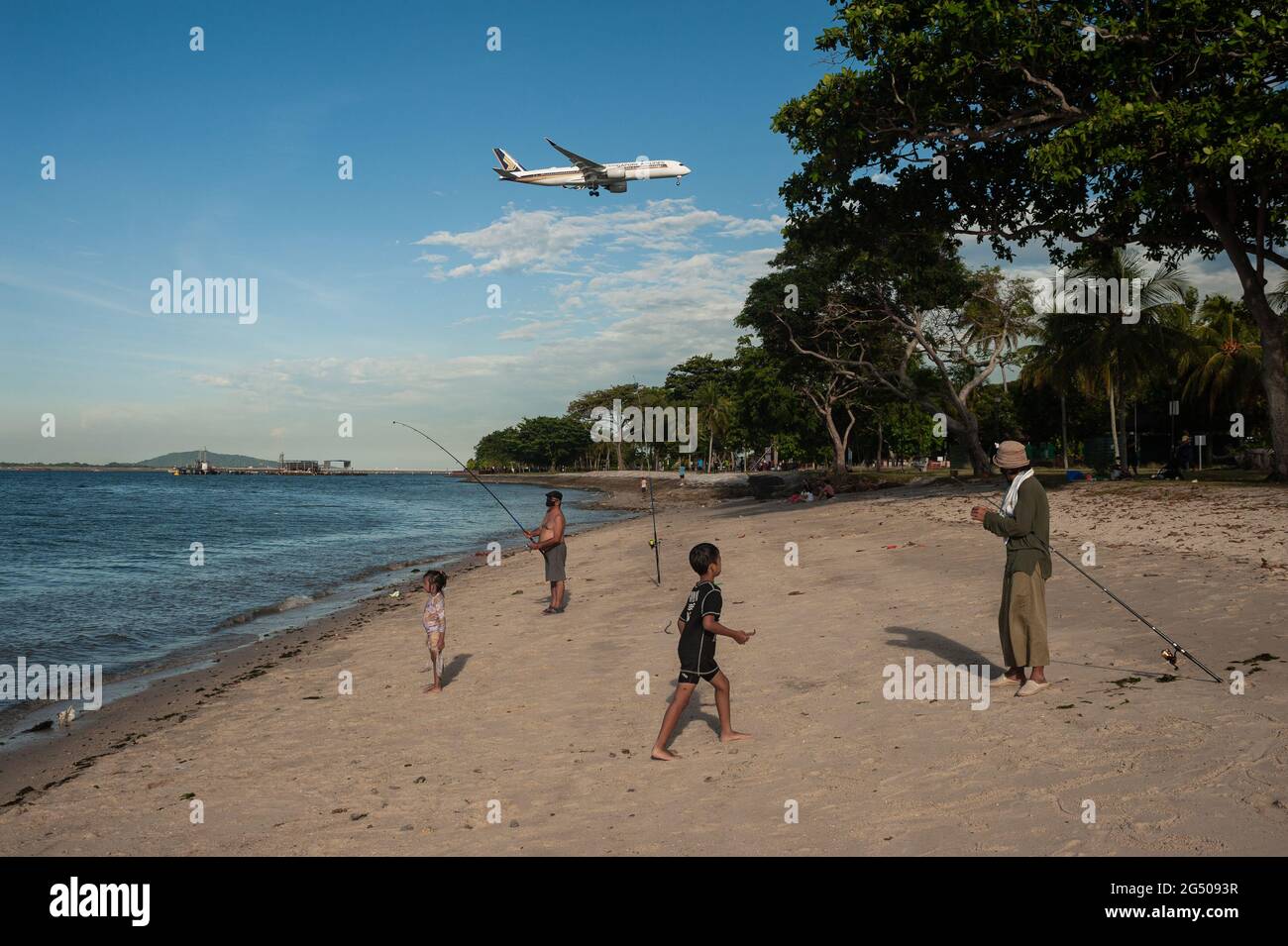 23.06.2021, Singapur, Republik Singapur, Asien - während der anhaltenden Corona-Krise genießen die Menschen einen sonnigen Tag am Ufer des Changi Beach Park. Stockfoto