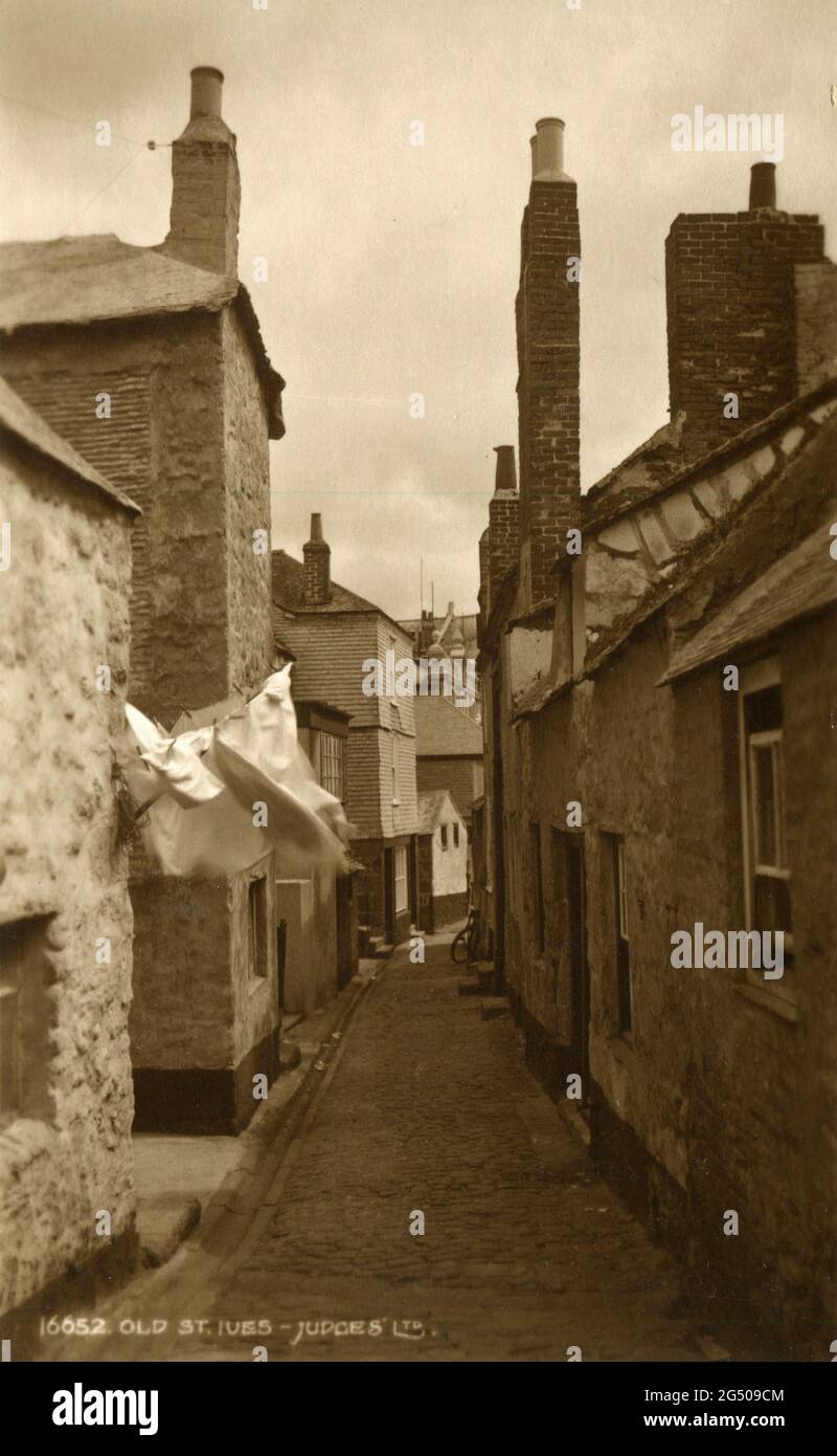 Alte Postkarte mit dem Titel „Old St. Ives“. Cornwall, England Stockfoto