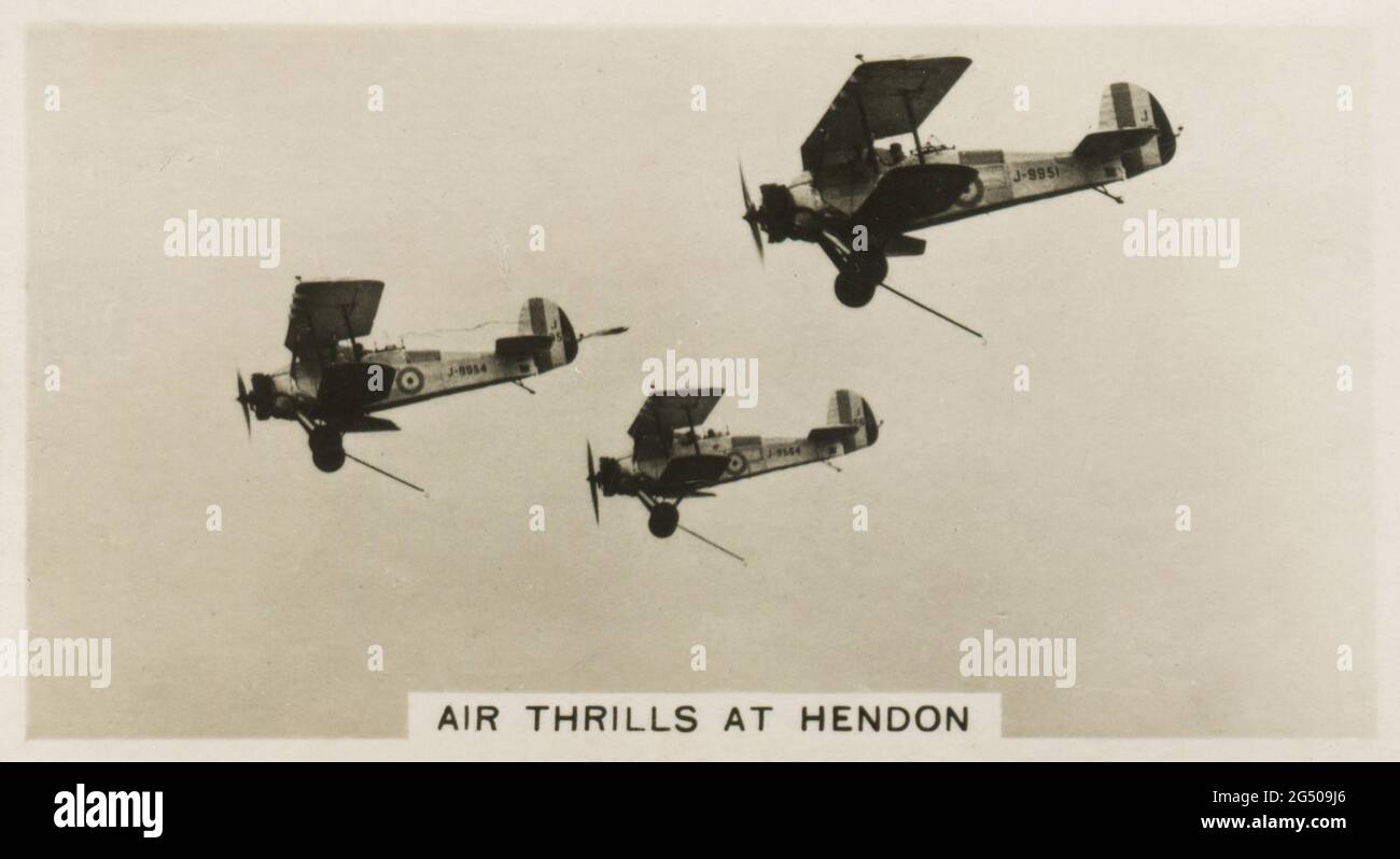 ‘Heimatveranstaltungen’ W.D. UND H.O. Wills Zigarettenkarte mit dem Titel „Air Thrills at Hendon“. „eine der spannendsten Ausstellungen der britischen Wizards of the Air ist die des jährlichen „Royal Air Force Pageant“ in Hendon, Middlesex. Es werden großartige Ausstellungen über Luftrennen, ‘verrücktes’ Fliegen und Massenentwicklungen durchgeführt. Das Foto zeigt Flugzeuge, die Nachrichten in der Luft empfangen und senden.“ Veröffentlicht im Jahr 1932. Stockfoto