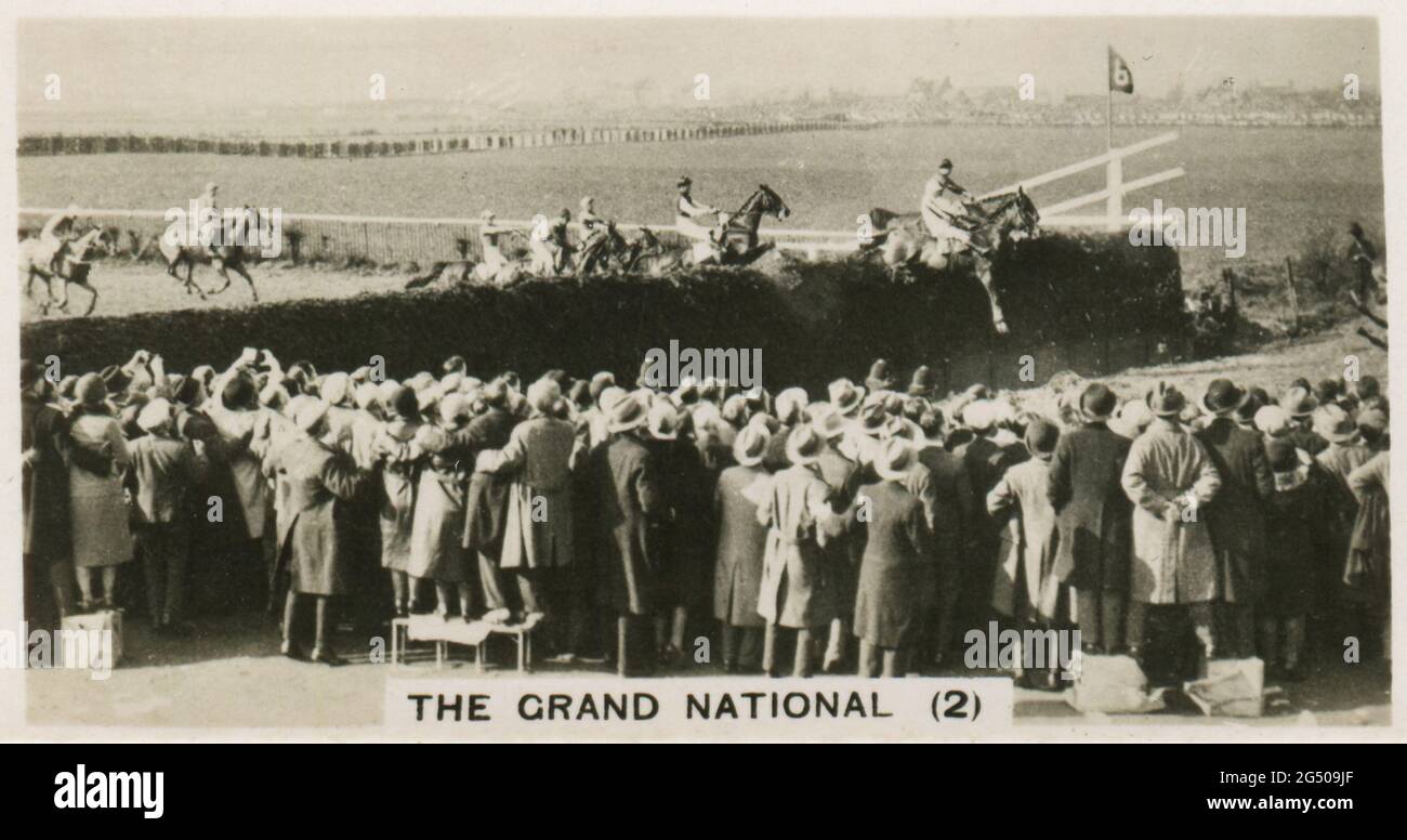 ‘Heimatveranstaltungen’ W.D. UND H.O. Tests Zigarettenkarte mit dem Titel „The Grand National (2)“. „das Foto zeigt, wie die Menge die Pferde am Becher's Brook beim zweiten Mal während der Grand National Steeplechase in Aintree, Liverpool, beobachtet. Der Kurs ist 4 1/2 Meilen lang und umfasst 30 Sprünge. ‘den Tagen seiner Gründung war die Jagd nach dem „Kirchturm“ nur ein Rennen von einem Kirchturm zum anderen und zurück.“ Veröffentlicht im Jahr 1932. Stockfoto