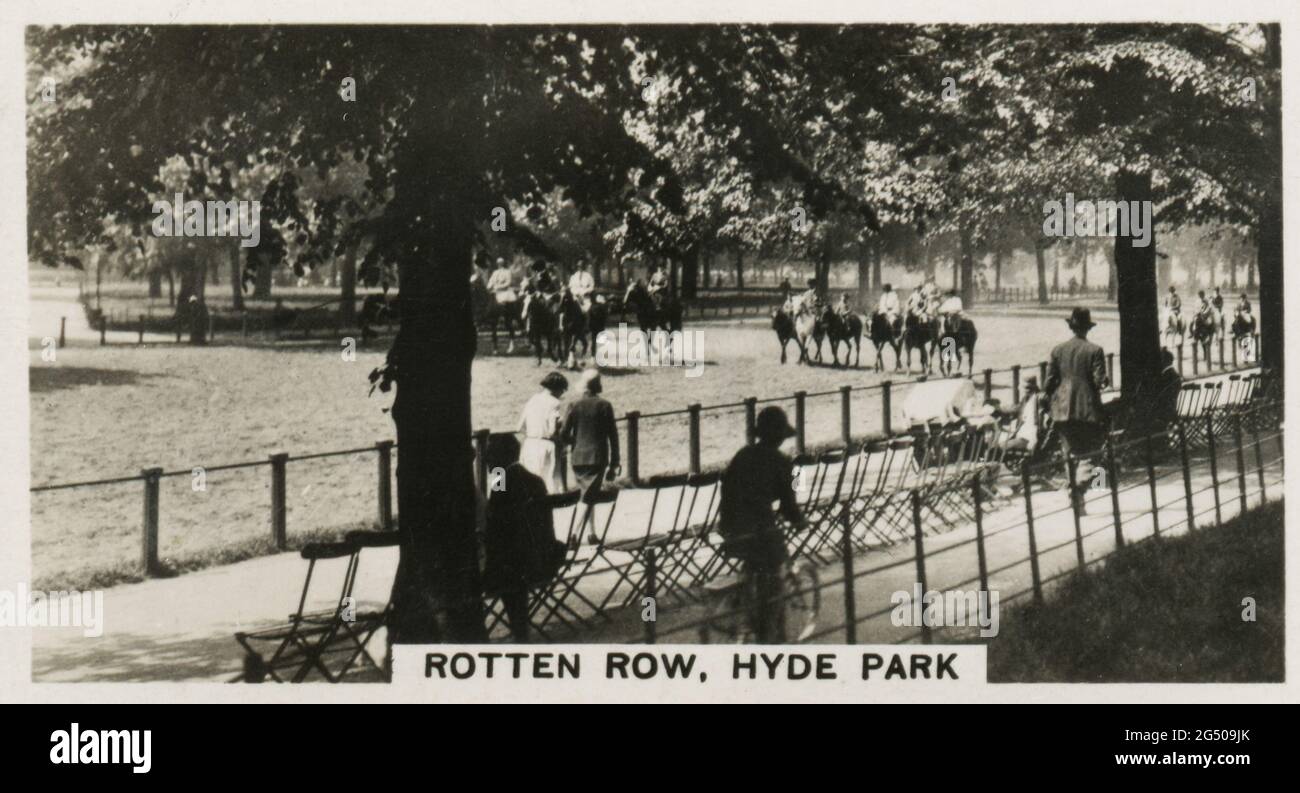 ‘Heimatveranstaltungen’ W.D. UND H.O. Wills Zigarettenkarte mit dem Titel „Rotten Row, Hyde Park“. „der Hyde Park ist, wie jeder weiß, die Promenade von London. Im Ring, einer kreisförmigen Straße, die rund um den Park verläuft, kann zu bestimmten Jahreszeiten, Menschen vieler Stationen des Lebens und Besucher aus allen Teilen der Welt gesehen werden. Das Foto zeigt Fahrer in der berühmten Rotten Row.“ Veröffentlicht im Jahr 1932. Stockfoto
