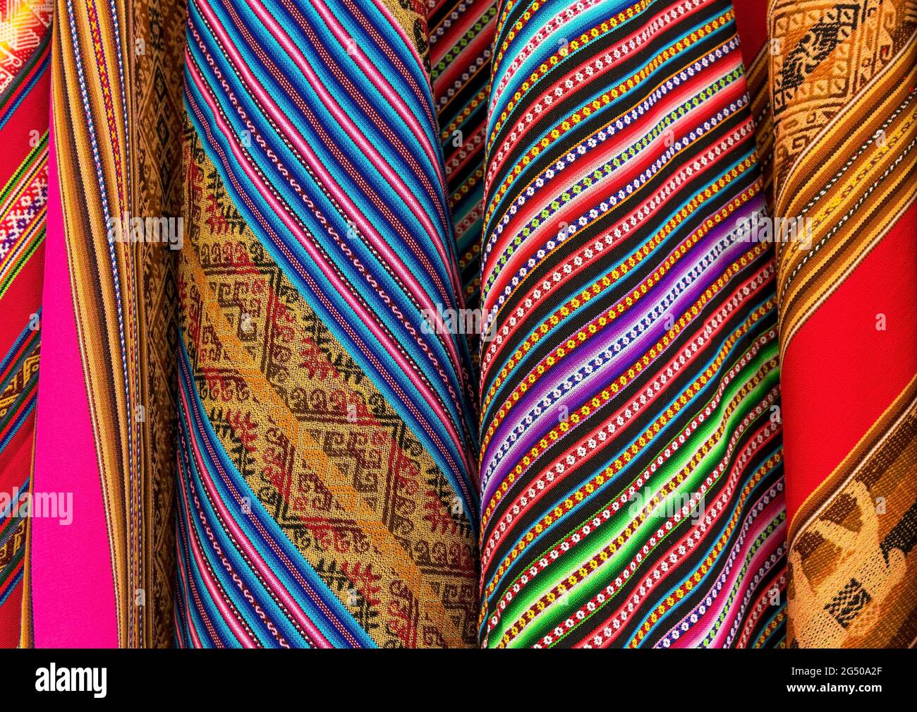 Textilien und Teppiche Stoff zum Verkauf auf dem sonntagsmarkt von Tarabuco, Bolivien. Stockfoto