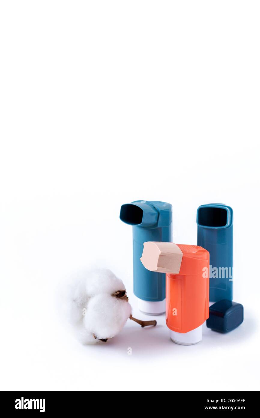Drei Asthmainhalatoren auf einem isolierten weißen Hintergrund. Medizinisches Konzept. Stockfoto