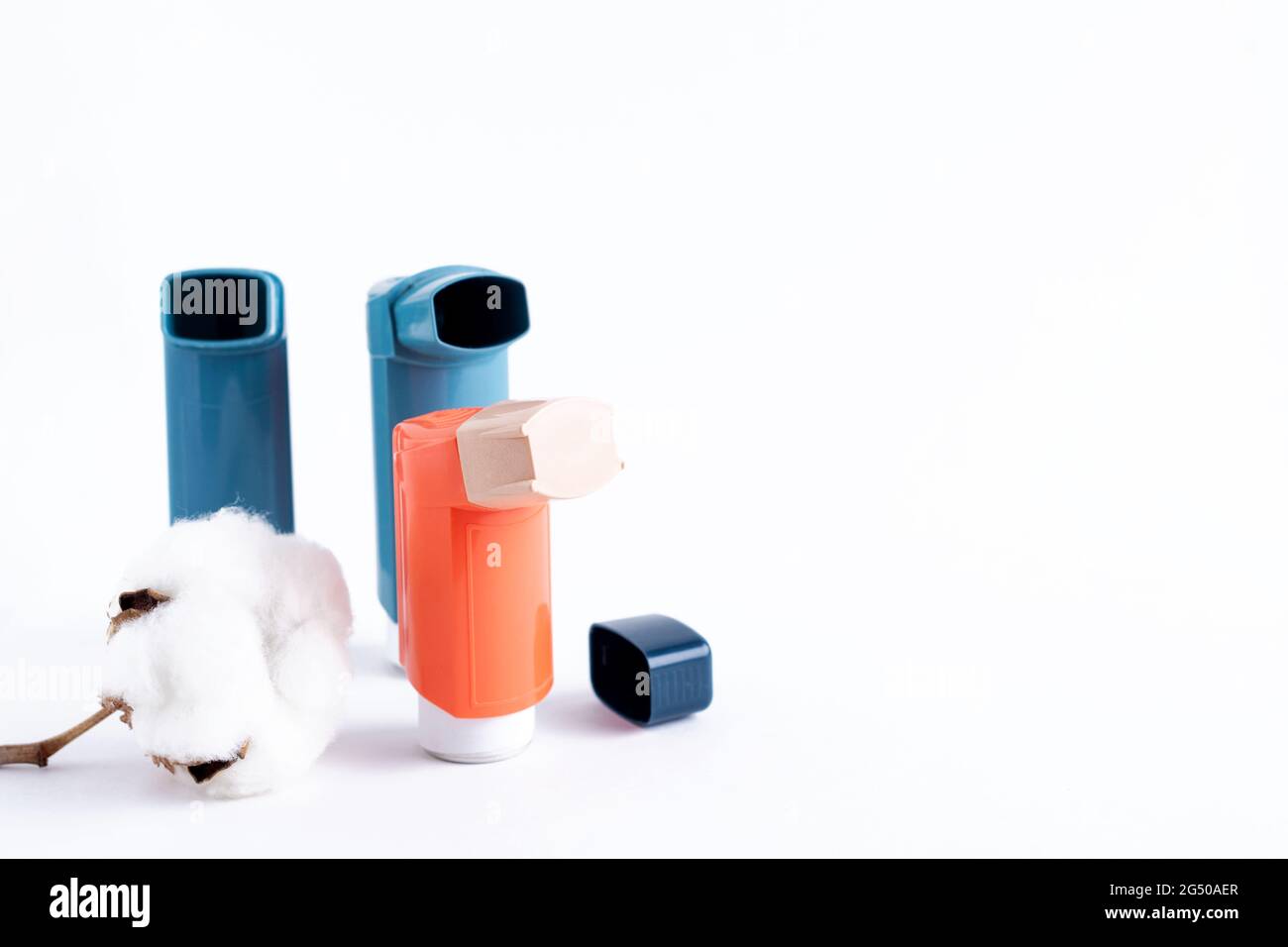 Drei Asthmainhalatoren auf einem isolierten weißen Hintergrund. Medizinisches Konzept. Stockfoto