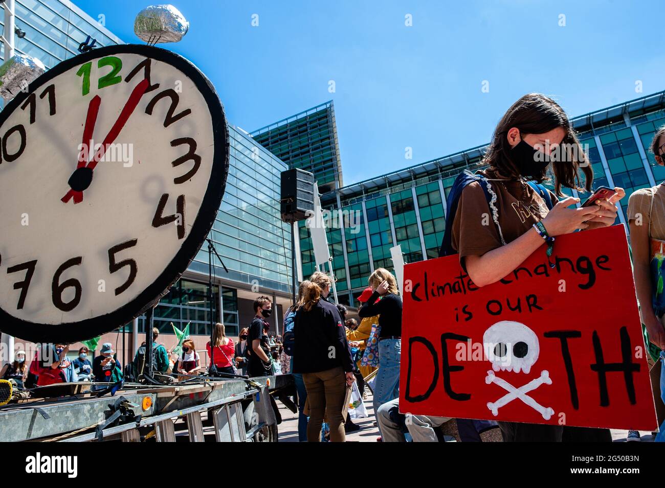 Ein junger Student hält während der Demonstration ein Plakat gegen den Klimawandel.an diesem Tag, vor 6 Jahren, wurde das Urgenda-Urteil ausgesprochen, urteilte der Richter dann, dass die niederländische Regierung 25 2020 % weniger CO2 emittieren könnte. Da die Organisationen „Fridays for Future“ und „MBO for Climate“ der Ansicht sind, dass die niederländische Regierung dem Urteil nicht nachkommt, wurde an diesem Tag ein Aufruf an Studenten und Jugendliche gerichtet, die niederländische Regierung aufzufordern, ihre Verpflichtungen für eine bessere Klimapolitik zu erfüllen. Stockfoto