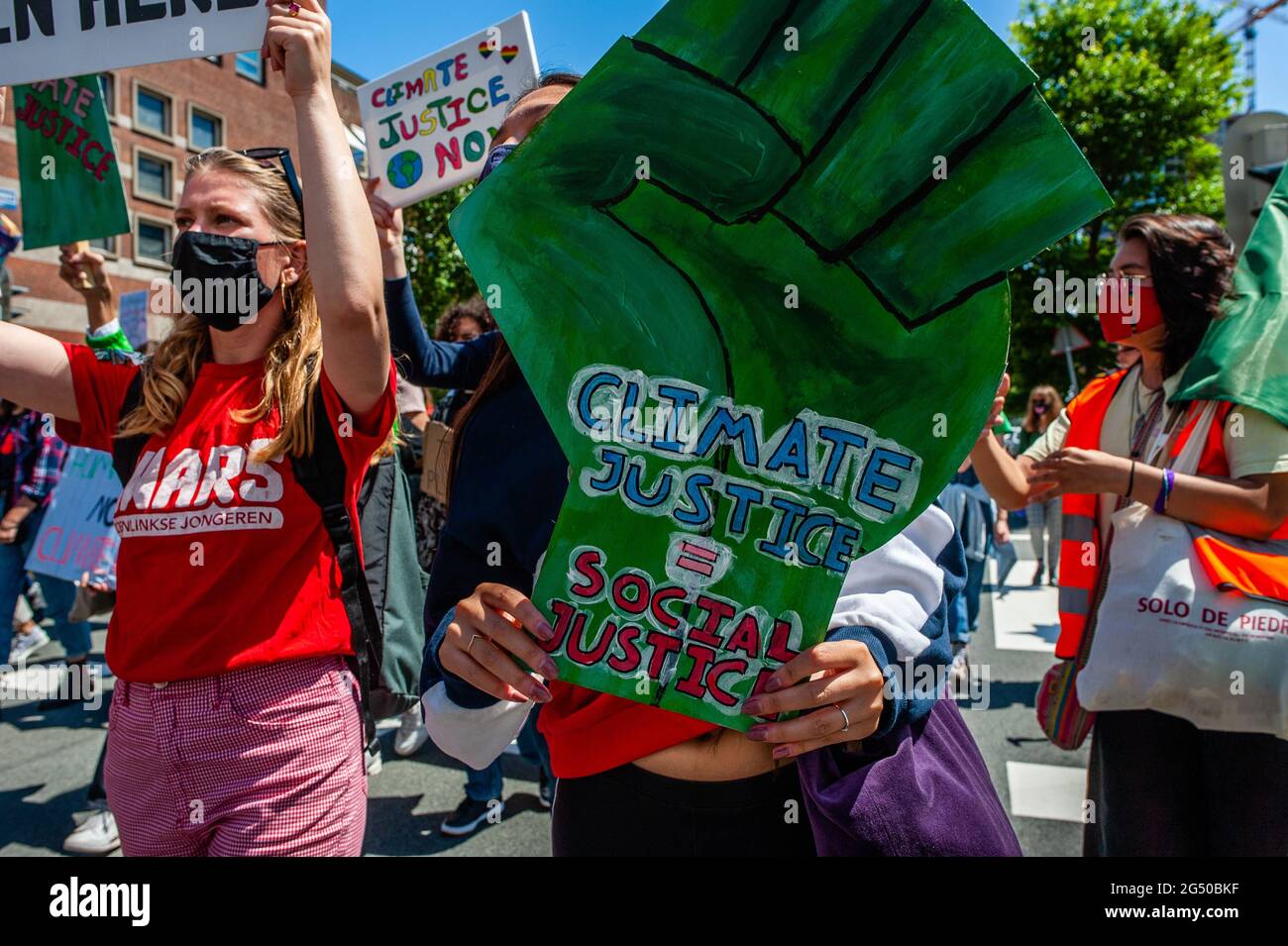 Ein Protestler hält während der Demonstration eine große HULK-Faust mit einer Klimabotschaft auf.an diesem Tag, vor 6 Jahren, wurde das Urgenda-Urteil ausgesprochen.der Richter entschied dann, dass die niederländische Regierung im Jahr 2020 25 % weniger CO2 emittieren könnte. Da die Organisationen „Fridays for Future“ und „MBO for Climate“ der Ansicht sind, dass die niederländische Regierung dem Urteil nicht nachkommt, wurde an diesem Tag ein Aufruf an Studenten und Jugendliche gerichtet, die niederländische Regierung aufzufordern, ihre Verpflichtungen für eine bessere Klimapolitik zu erfüllen. (Foto von Ana Fernandez/SOPA Images/Sipa USA) Stockfoto