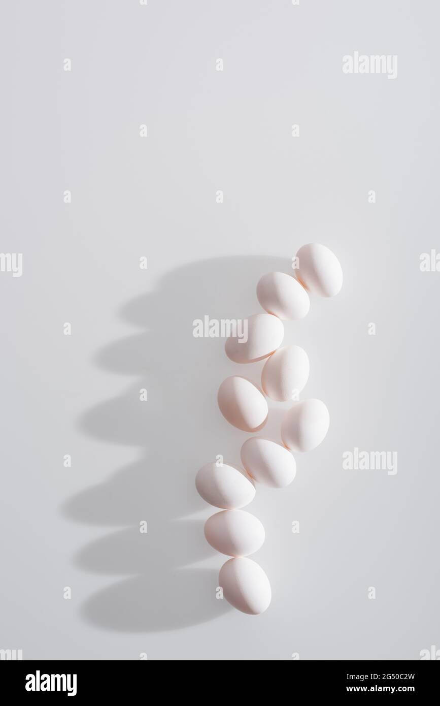 Draufsicht auf frische und organische Eier in Schale auf weißem Hintergrund Stockfoto