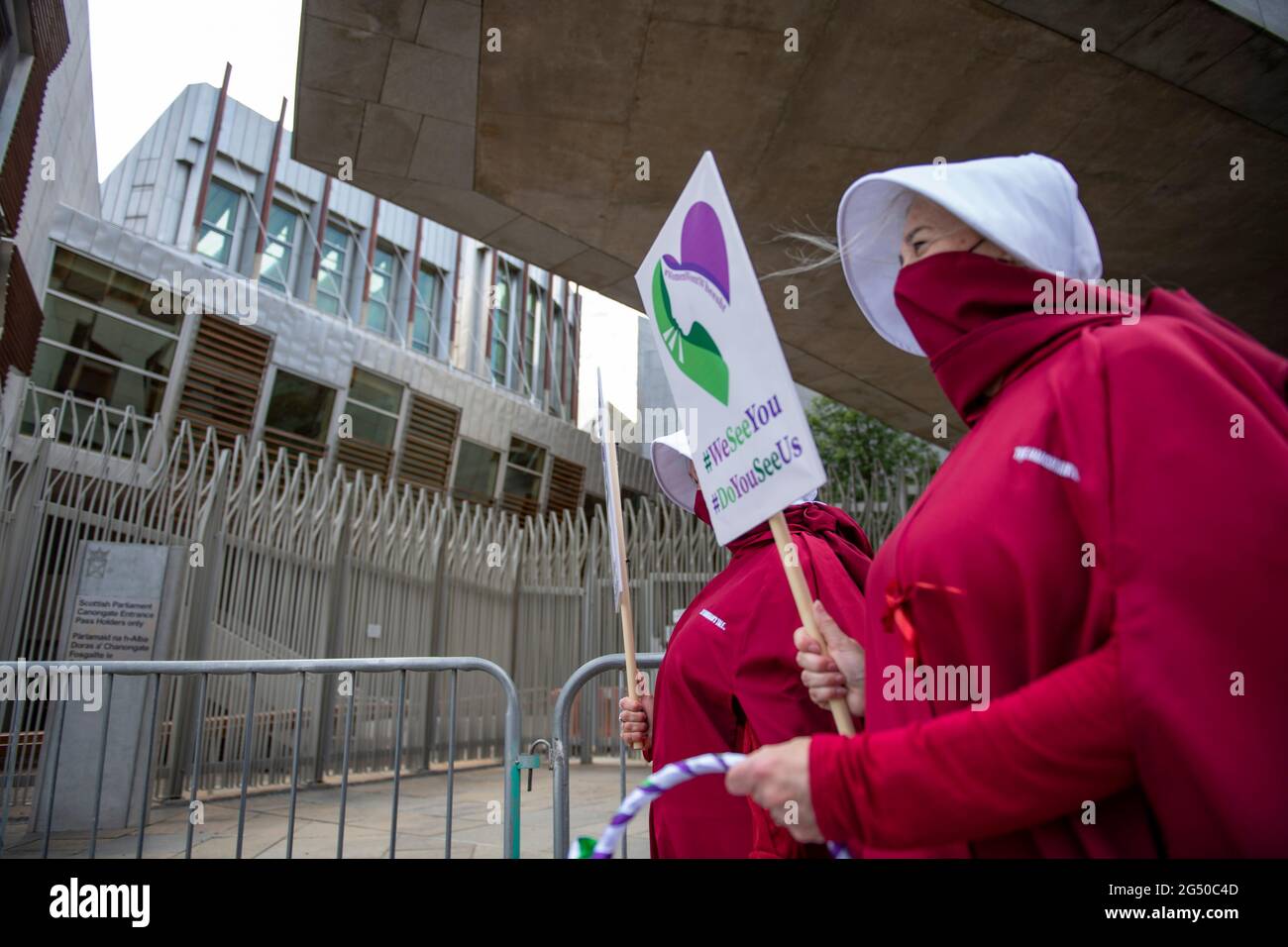 Edinburgh, Schottland, Großbritannien. 24. Juni 2021. IM BILD: Mädchen, die auf dem Weg zum schottischen Parlament schweigend durch Edinburgh spazierengehen. Quelle: Colin Fisher/Alamy Live News. Stockfoto