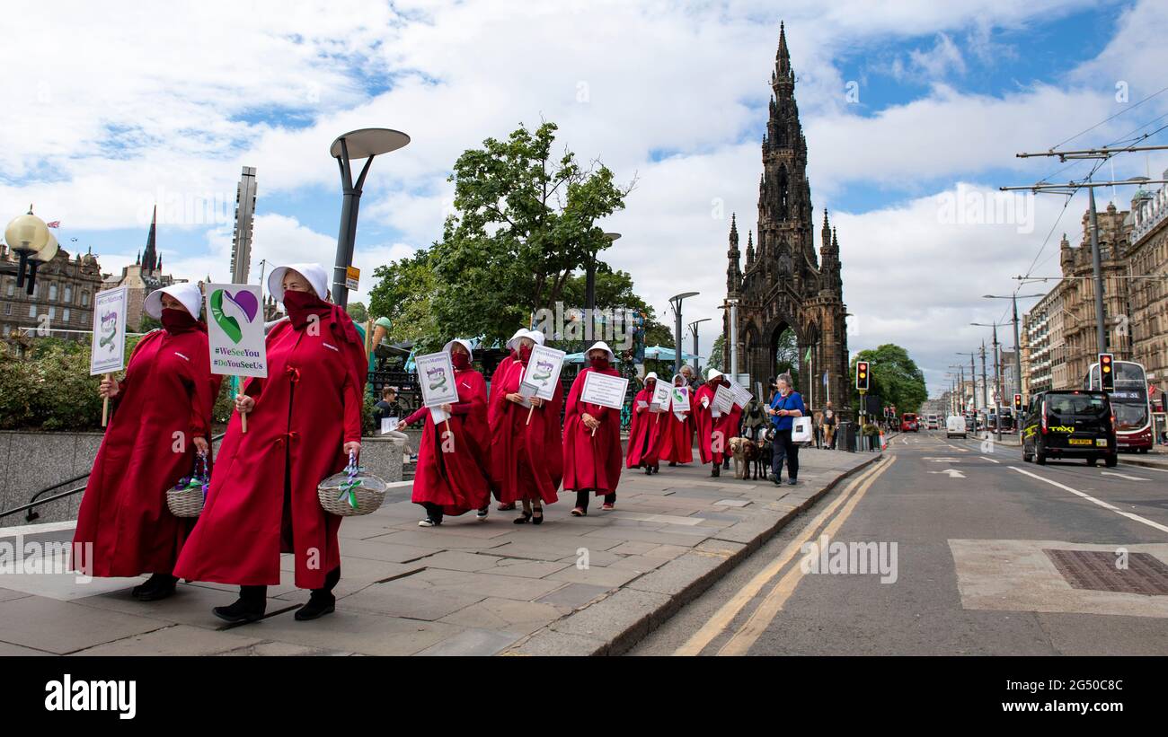 Edinburgh, Schottland, Großbritannien. 24. Juni 2021. IM BILD: Mädchen, die auf dem Weg zum schottischen Parlament schweigend durch Edinburgh spazierengehen. Quelle: Colin Fisher/Alamy Live News. Stockfoto