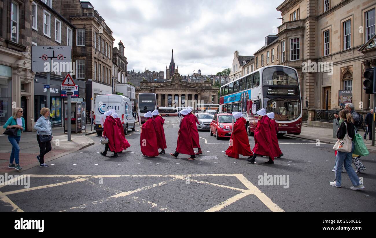 Edinburgh, Schottland, Großbritannien. 24. Juni 2021. IM BILD: Mädchen, die auf dem Weg zum schottischen Parlament schweigend durch Edinburgh spazierengehen. Quelle: Colin Fisher/Alamy Live News. Stockfoto