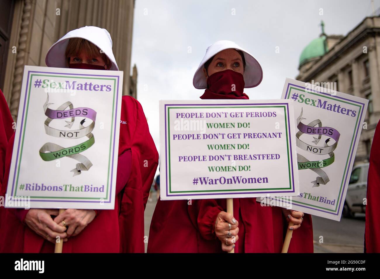 Edinburgh, Schottland, Großbritannien. 24. Juni 2021. IM BILD: Mädchen, die auf dem Weg zum schottischen Parlament schweigend durch Edinburgh spazierengehen. Quelle: Colin Fisher/Alamy Live News. Stockfoto