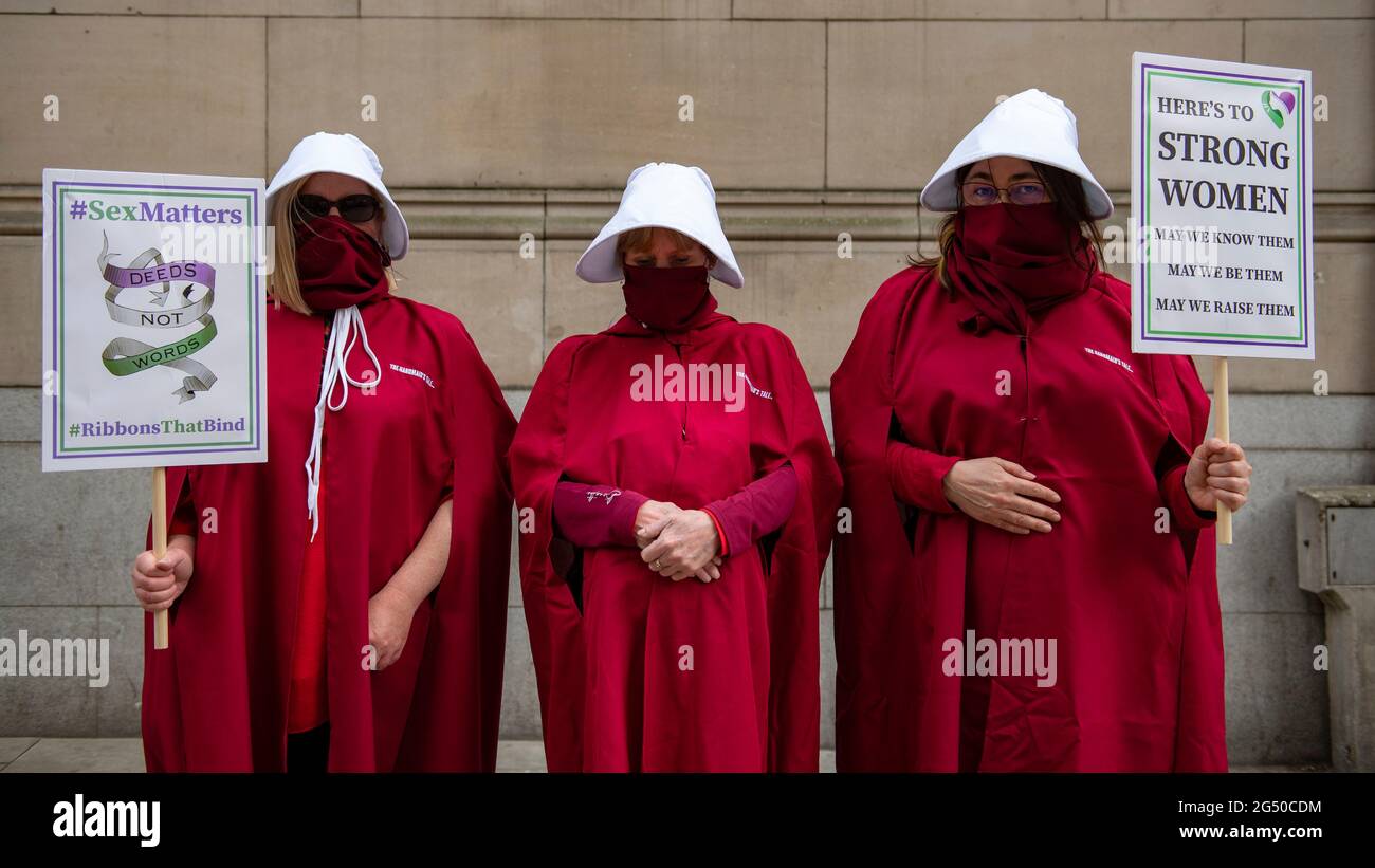 Edinburgh, Schottland, Großbritannien. 24. Juni 2021. IM BILD: Mädchen, die auf dem Weg zum schottischen Parlament schweigend durch Edinburgh spazierengehen. Quelle: Colin Fisher/Alamy Live News. Stockfoto