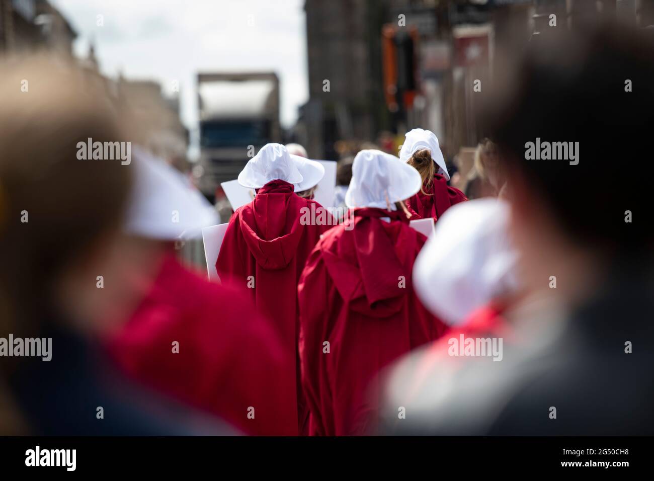 Edinburgh, Schottland, Großbritannien. 24. Juni 2021. IM BILD: Mädchen, die auf dem Weg zum schottischen Parlament schweigend durch Edinburgh spazierengehen. Quelle: Colin Fisher/Alamy Live News. Stockfoto