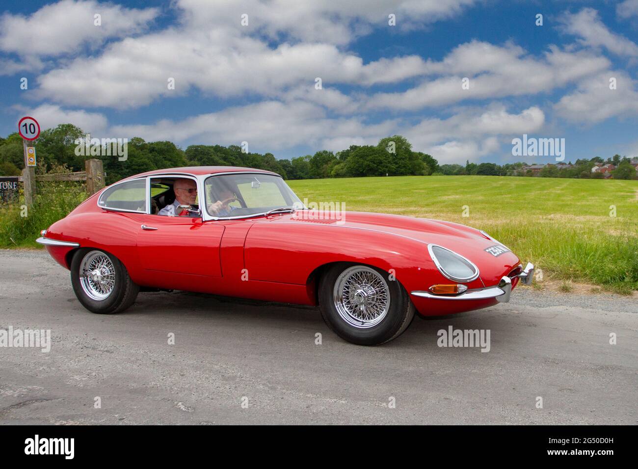 1962 60s sechziger Jaguar E-Type Red E Type Jaguar auf dem Weg zur Oldtimer-Ausstellung in Heskin Hall, Lancashire, Großbritannien Stockfoto