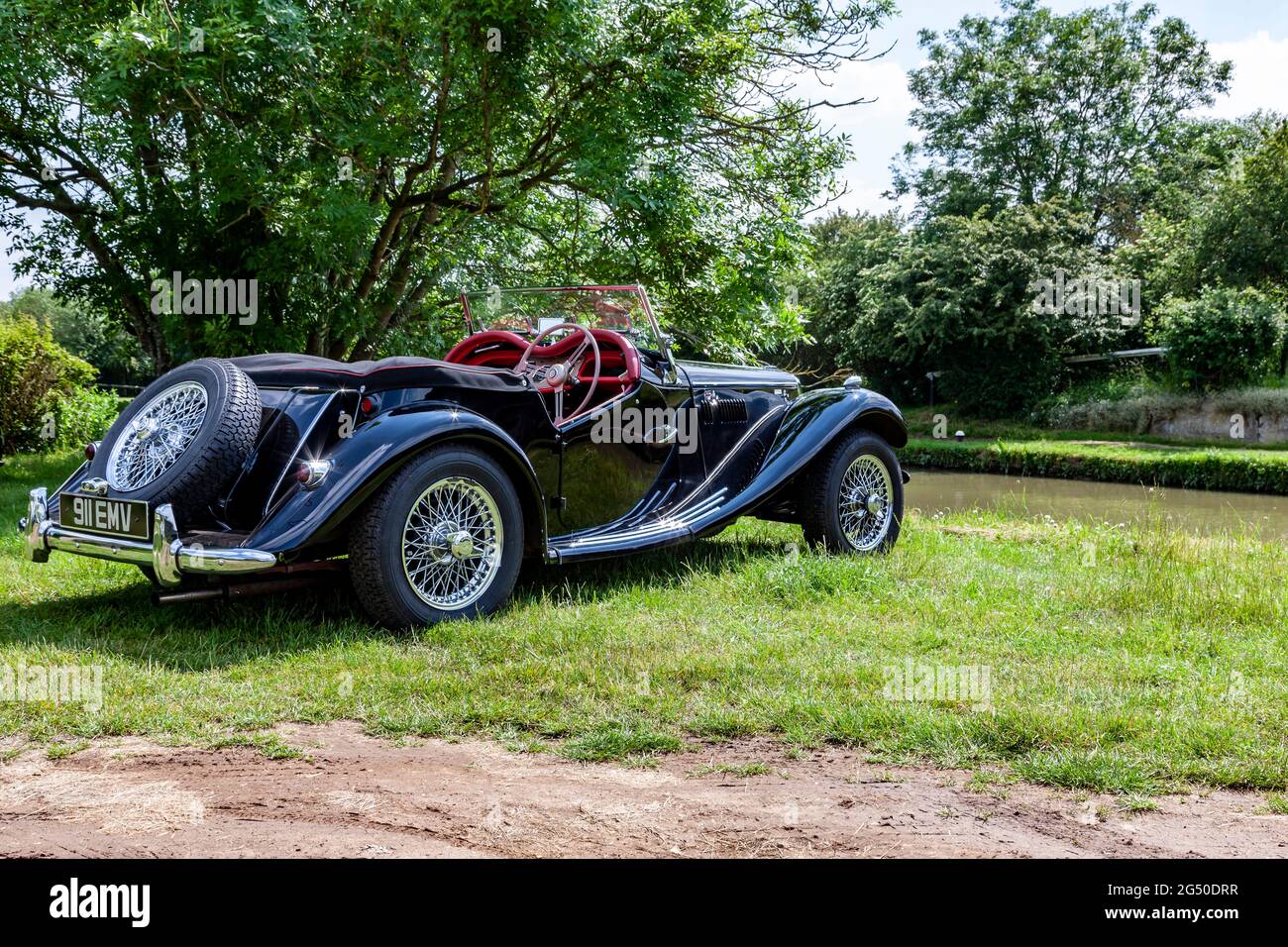 MG TF-1500 offener Zweisitzer-Sportwagen in Schwarz mit rotem Innenraum, zwischen 1936 und 1955 am Fluss Nene am Stadtrand von Roade, No Stockfoto