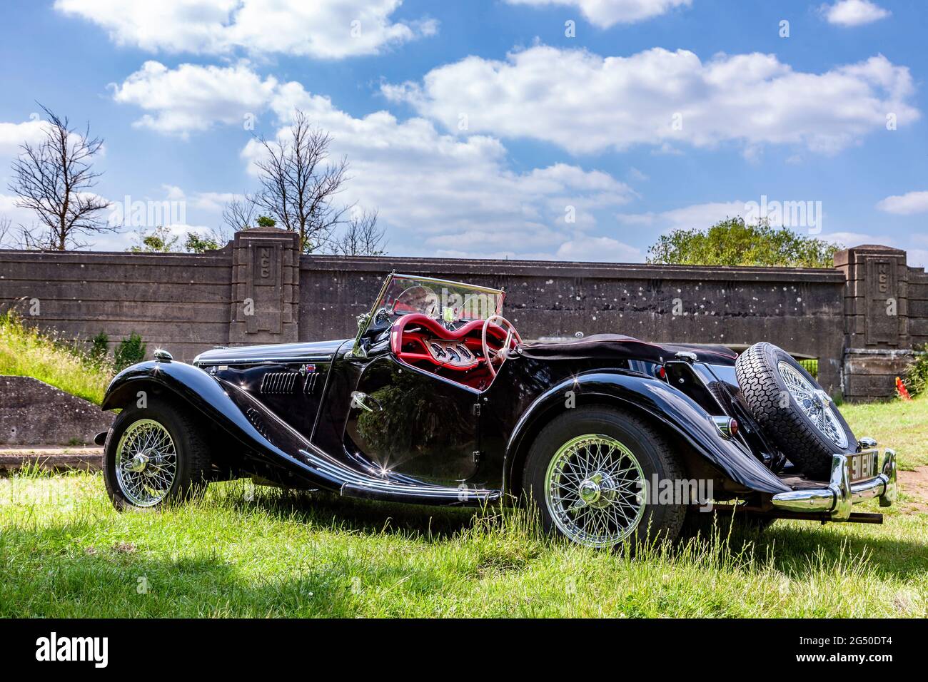 MG TF-1500 offener Zweisitzer-Sportwagen in Schwarz mit rotem Innenraum, zwischen 1936 und 1955 am Fluss Nene am Stadtrand von Roade, No Stockfoto