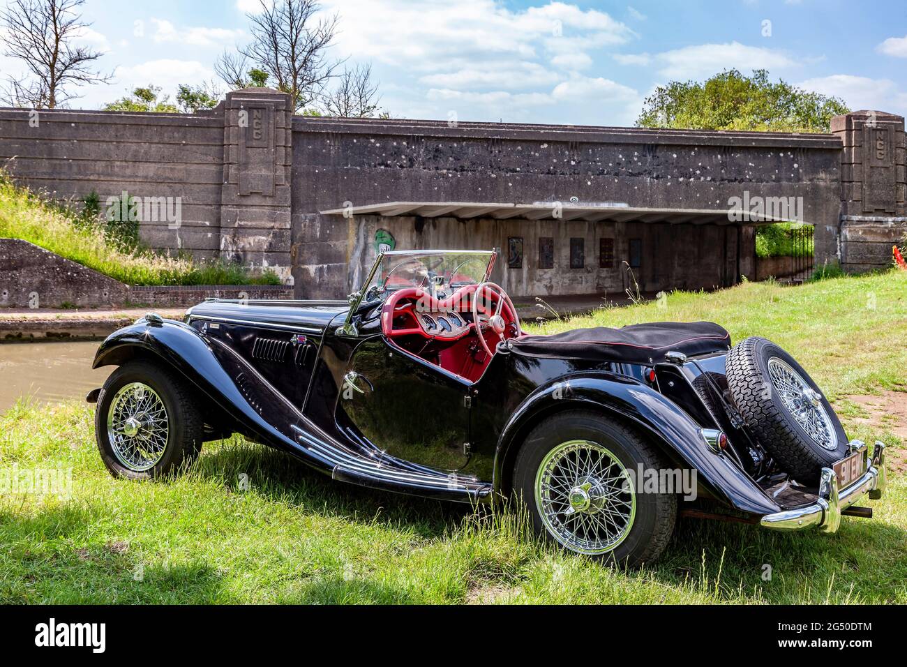 MG TF-1500 offener Zweisitzer-Sportwagen in Schwarz mit rotem Innenraum, zwischen 1936 und 1955 am Fluss Nene am Stadtrand von Roade, No Stockfoto